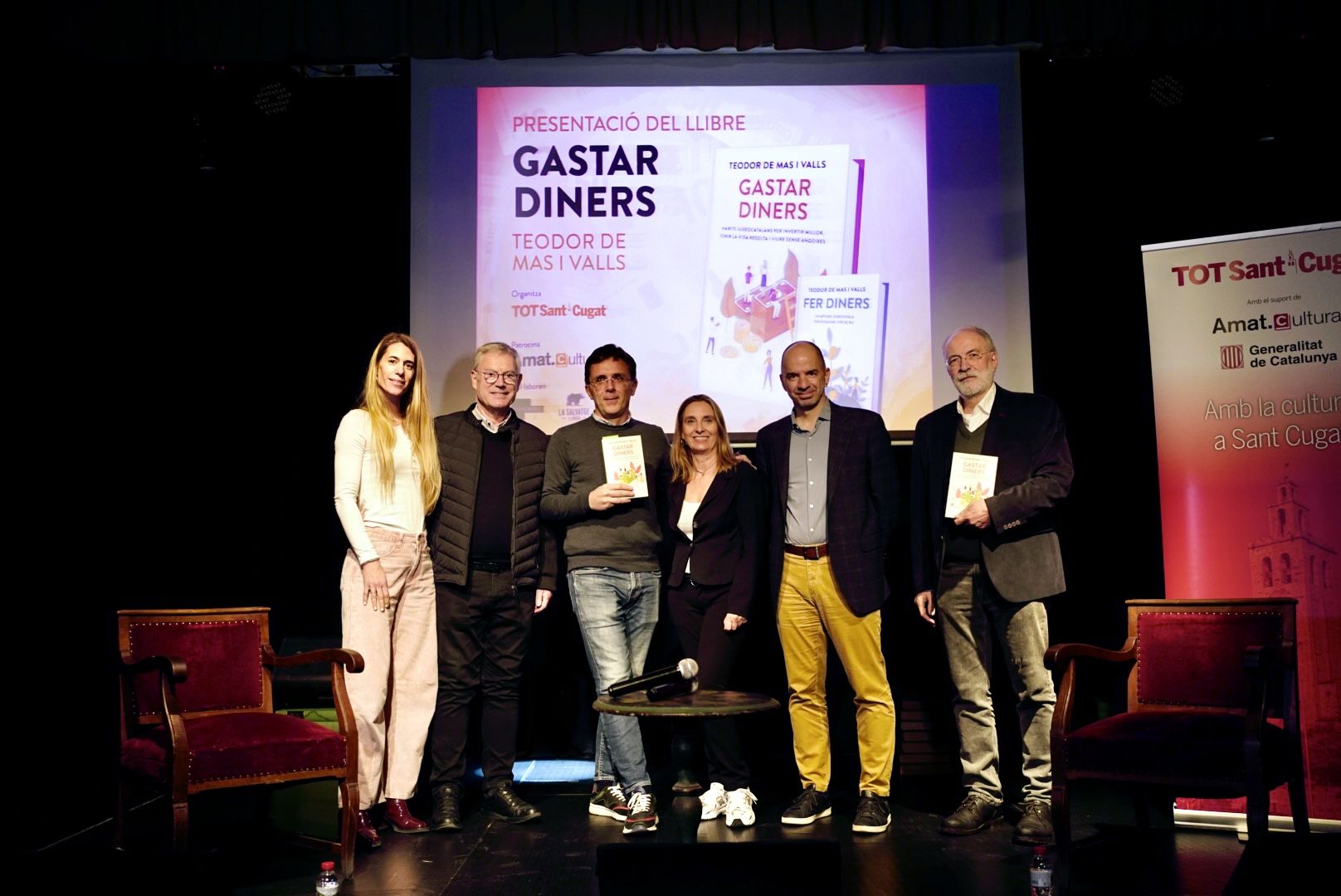 Foto de familia de la presentació del llibre 'Gastar diners' de Teodor de Mas. FOTO: Mireia Comas (TOT Sant Cugat)