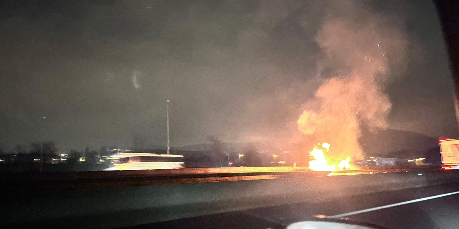 Incendi de vegetació a l'AP-7 a l'altura de Sant Cugat. FOTO: Cedida