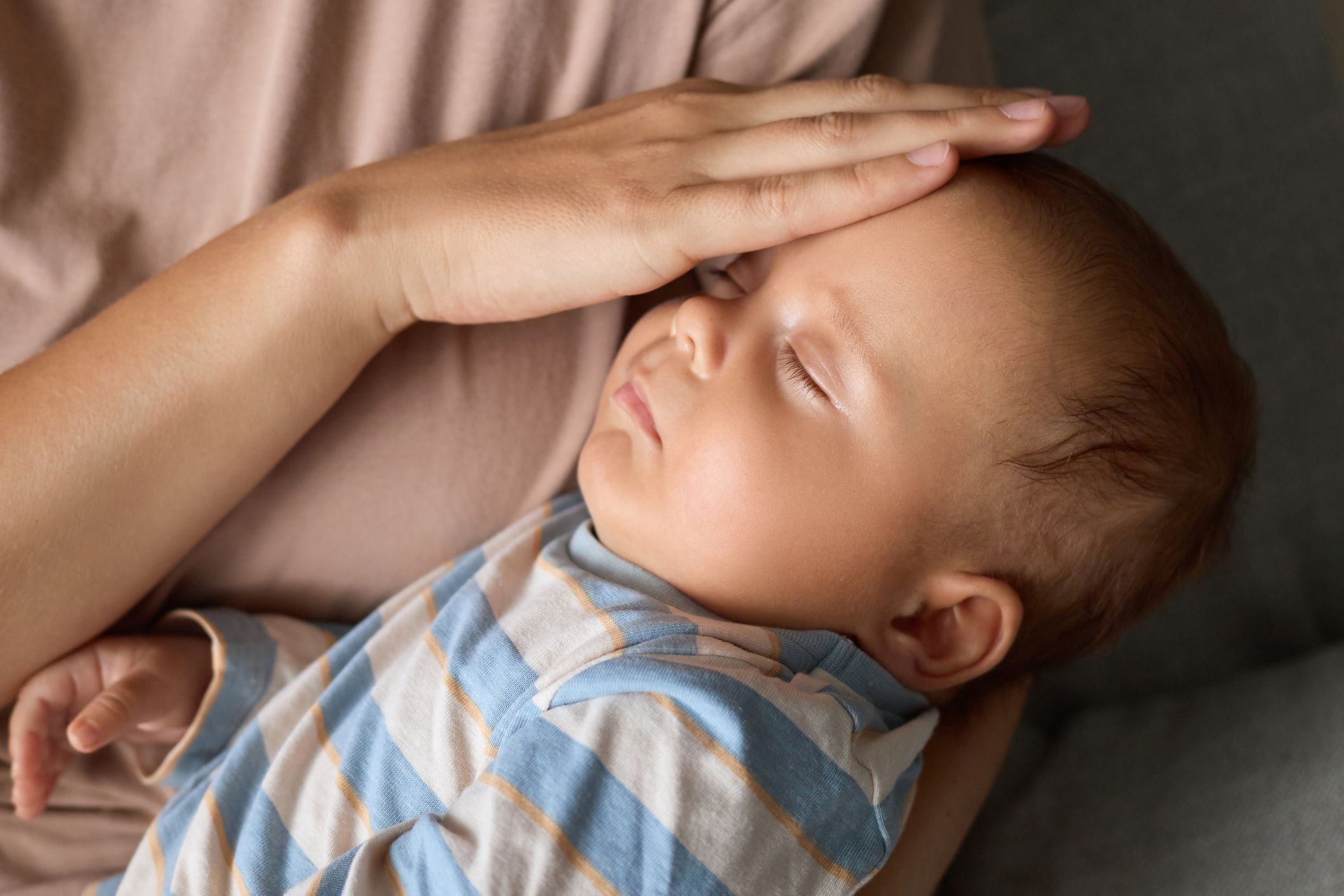  Aprendre a interpretar la febre amb calma és essencial per a la salut dels fills i per al benestar de la família. FOTO: Cedida