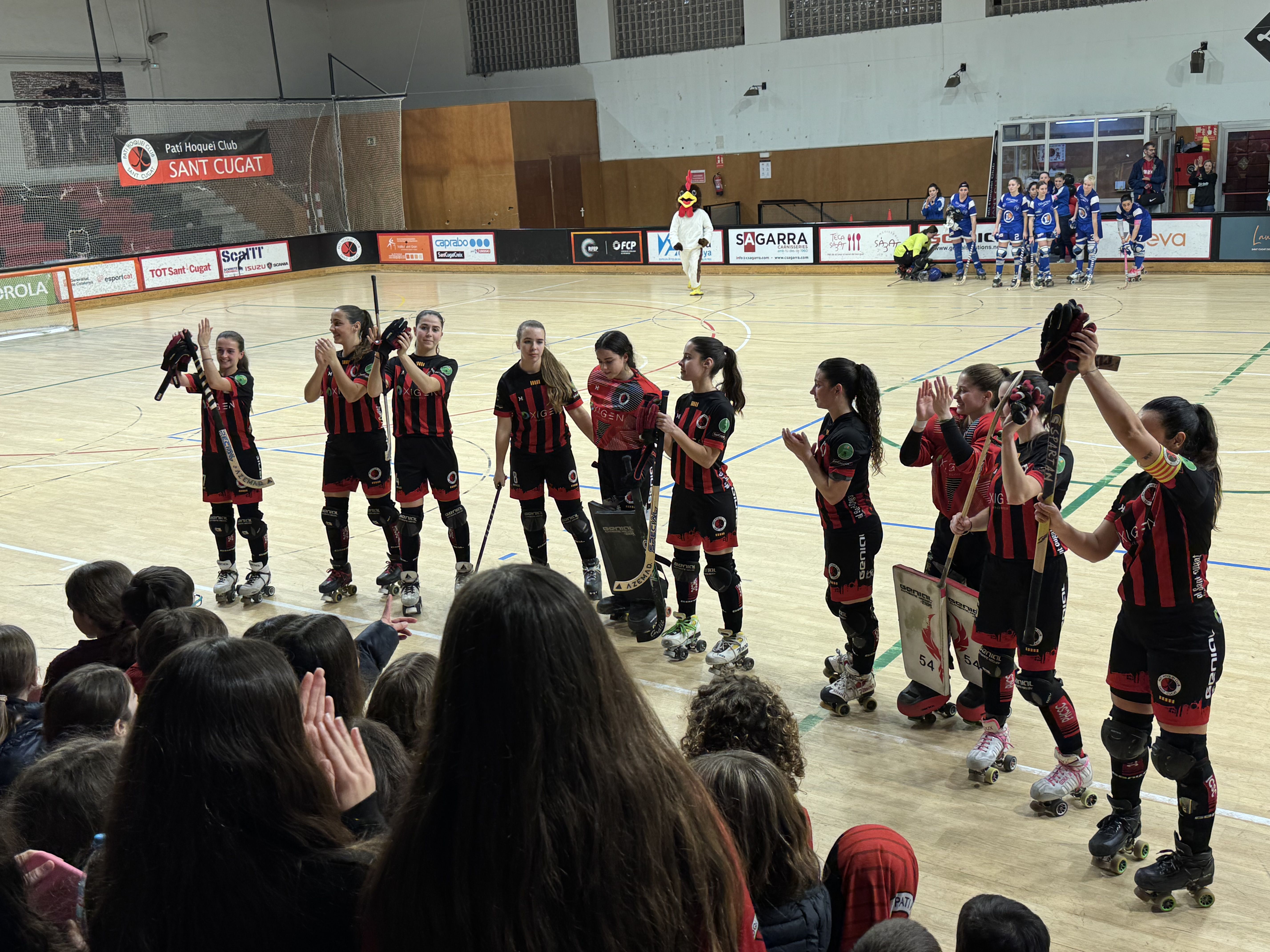 El Patí Hoquei Club Sant Cugat celebrant amb l'afició. FOTO: TOT Sant Cugat