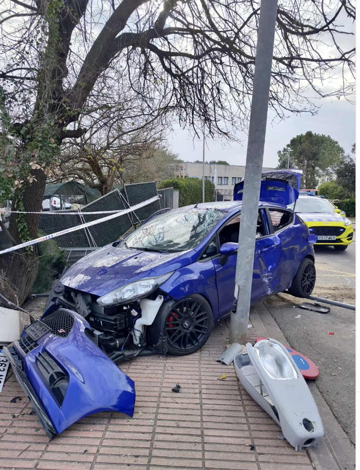 El cotxe accidentat FOTO: Policia Local 