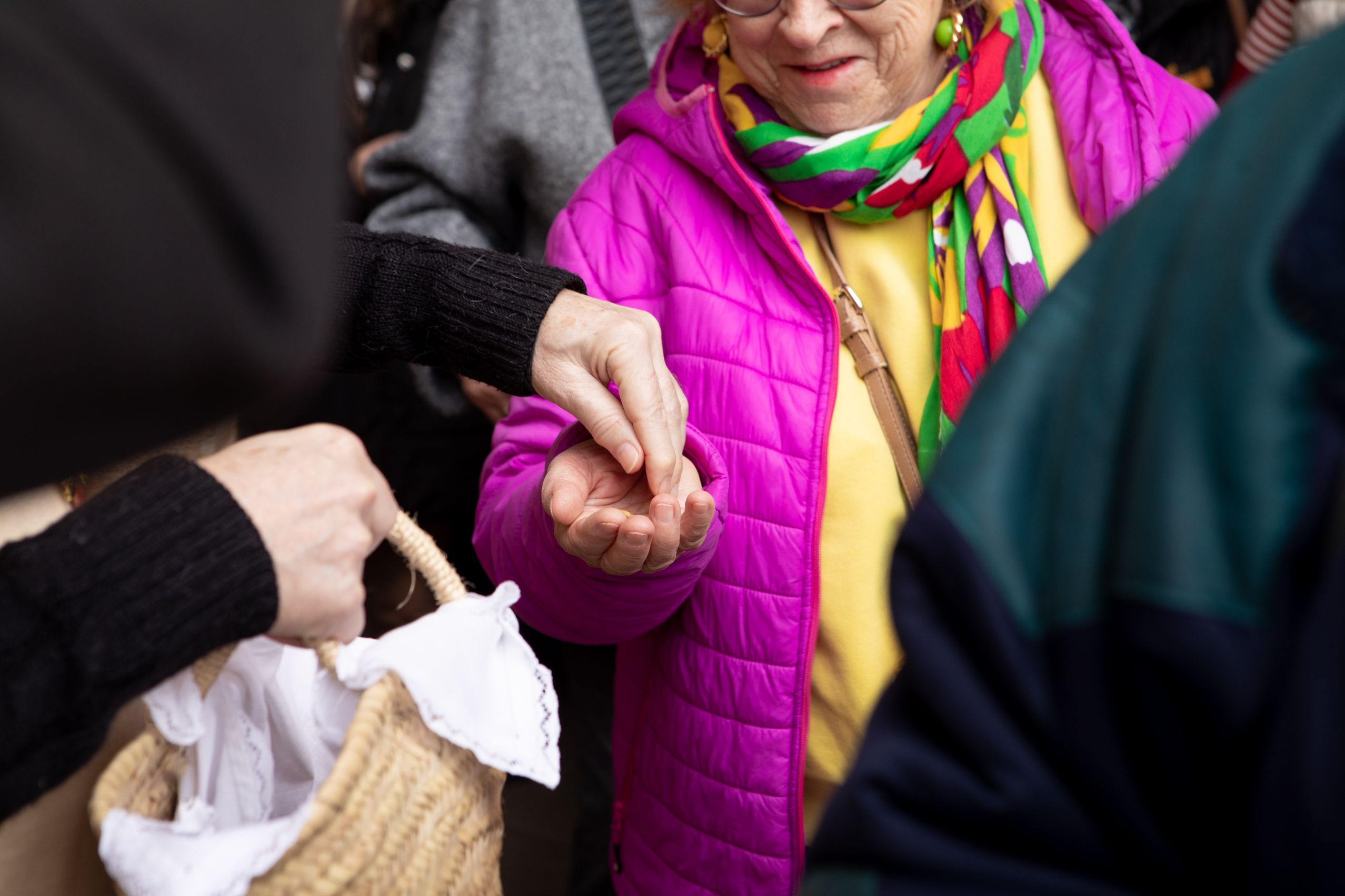 Repartiment de faves FOTO: Joana Arribas (TOT Sant Cugat)