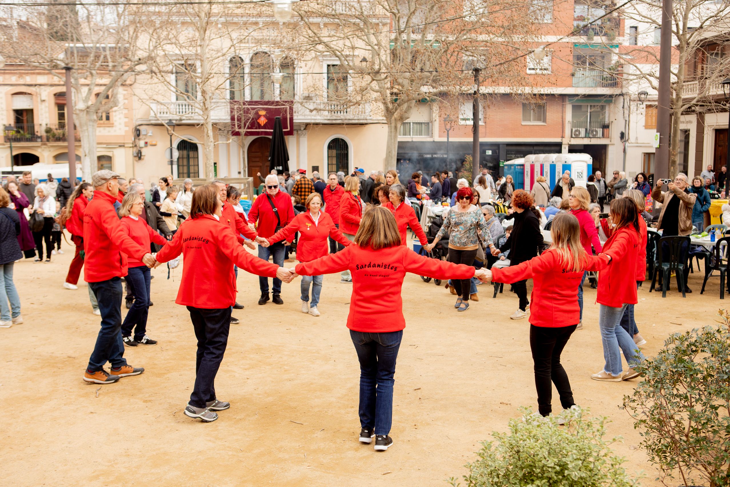 Sardanes a la plaça de Barcelona FOTO: Joana Arribas (TOT Sant Cugat)