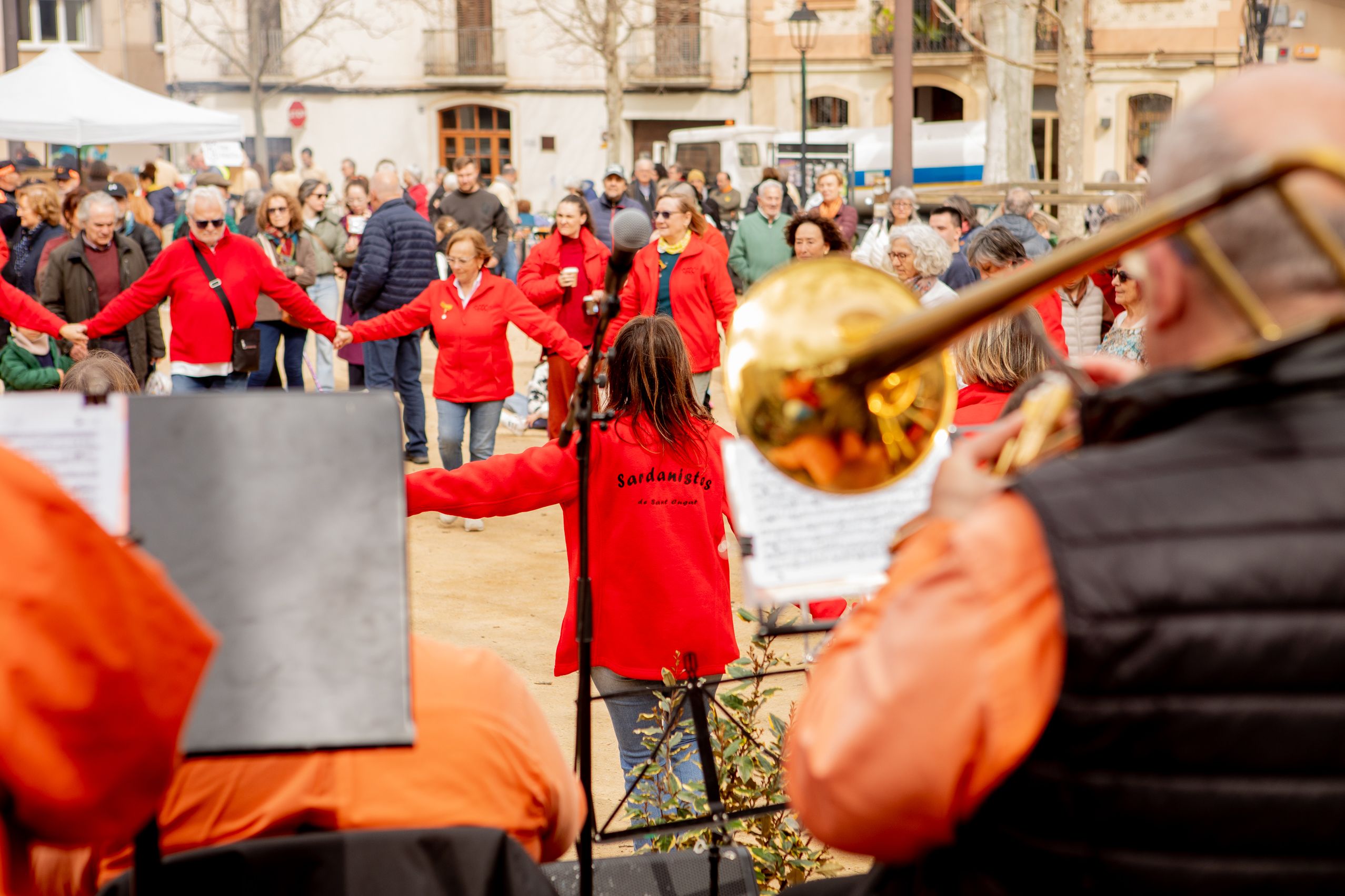 Sardanes a la plaça de Barcelona FOTO: Joana Arribas (TOT Sant Cugat)