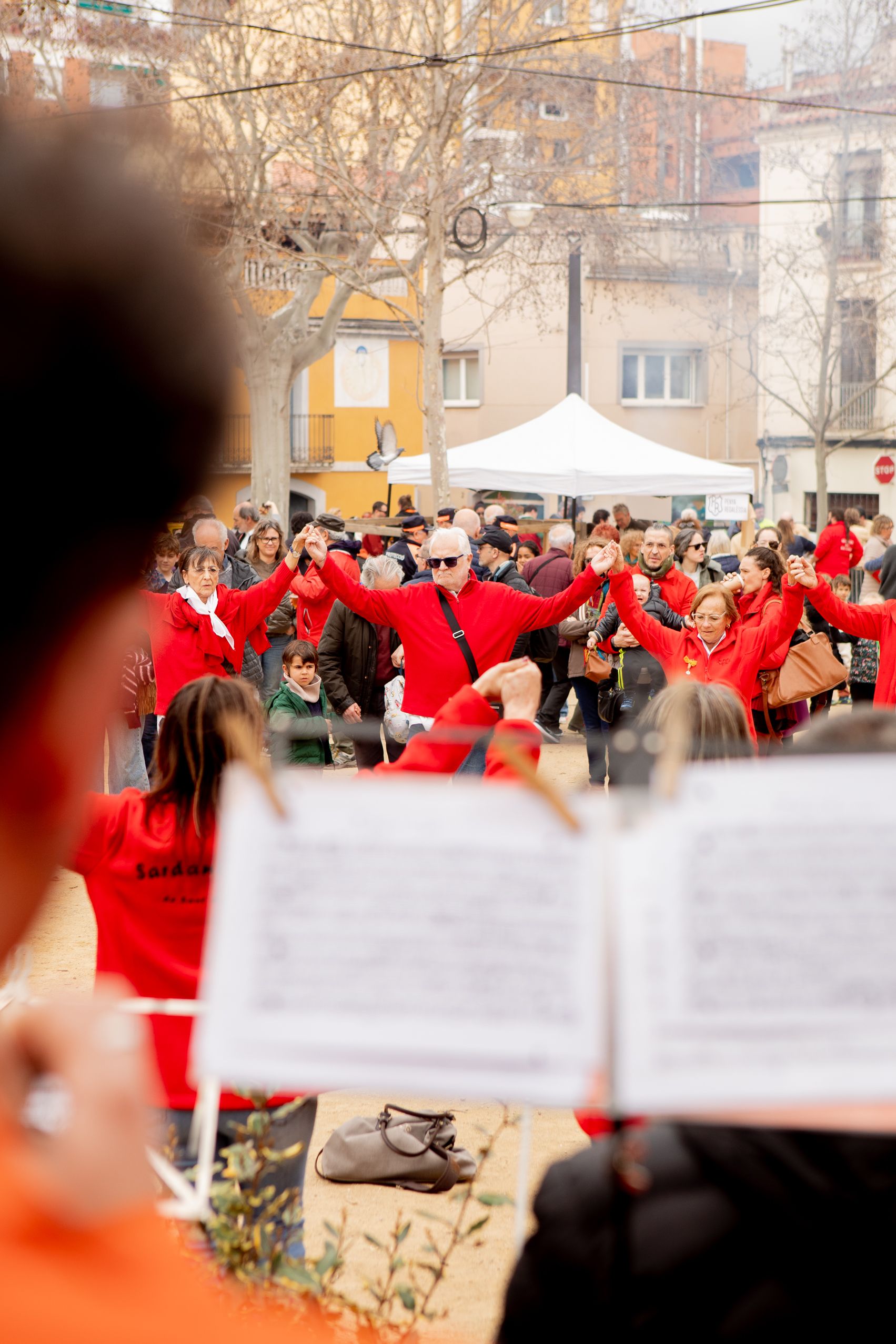 Sardanes a la plaça de Barcelona FOTO: Joana Arribas (TOT Sant Cugat)