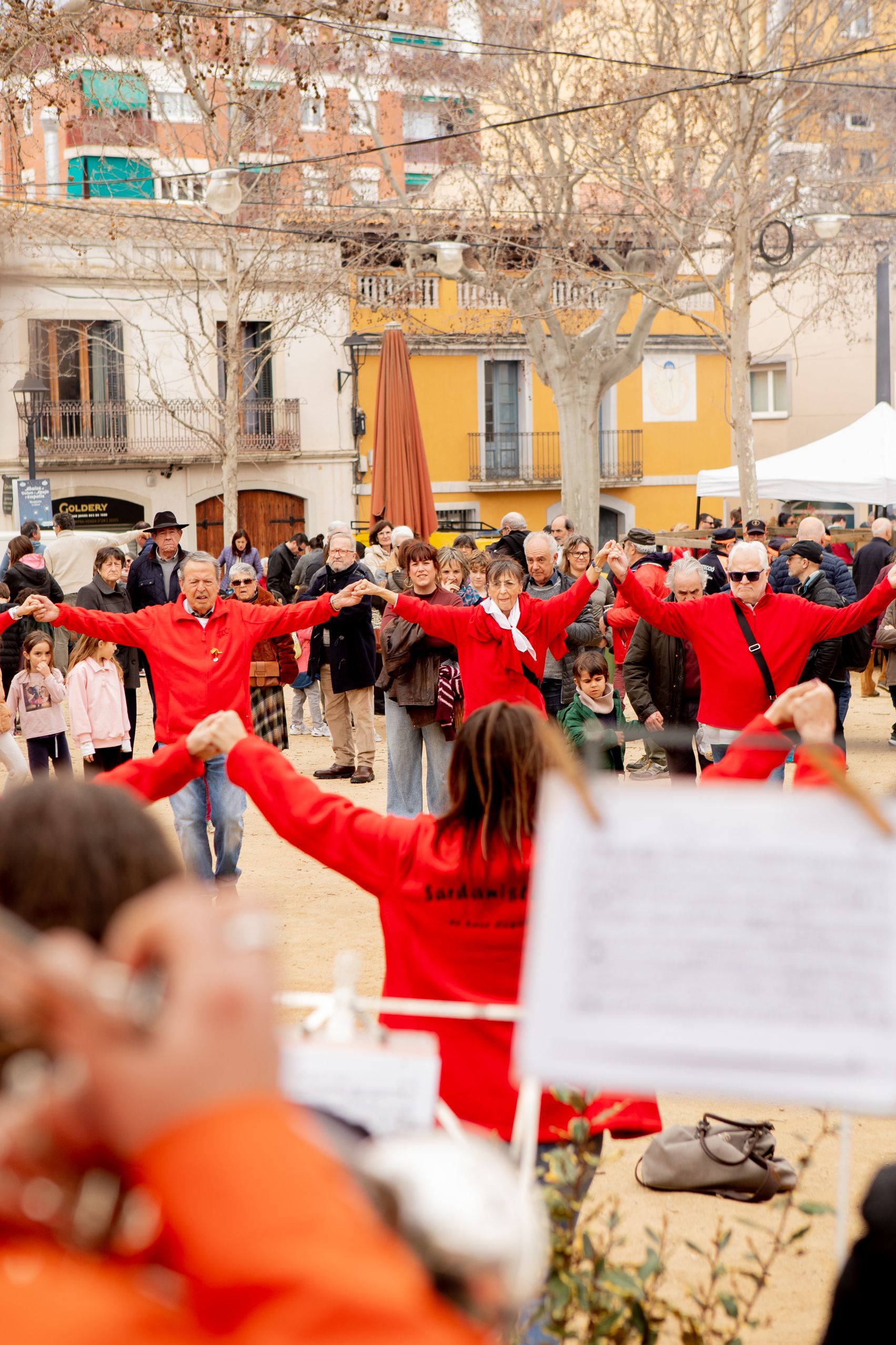 Sardanes a la plaça de Barcelona FOTO: Joana Arribas (TOT Sant Cugat)