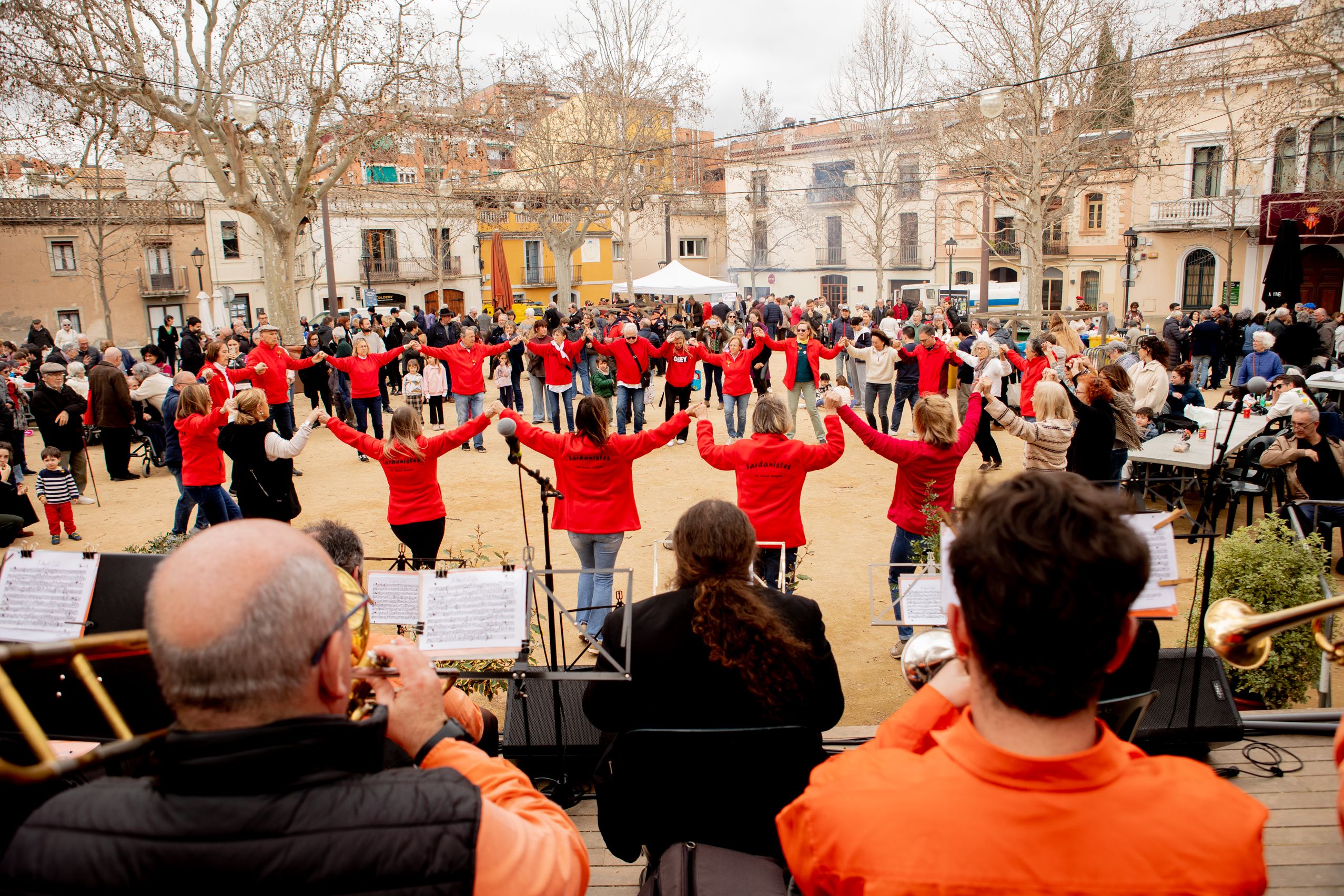 Sardanes a la plaça de Barcelona FOTO: Joana Arribas (TOT Sant Cugat)