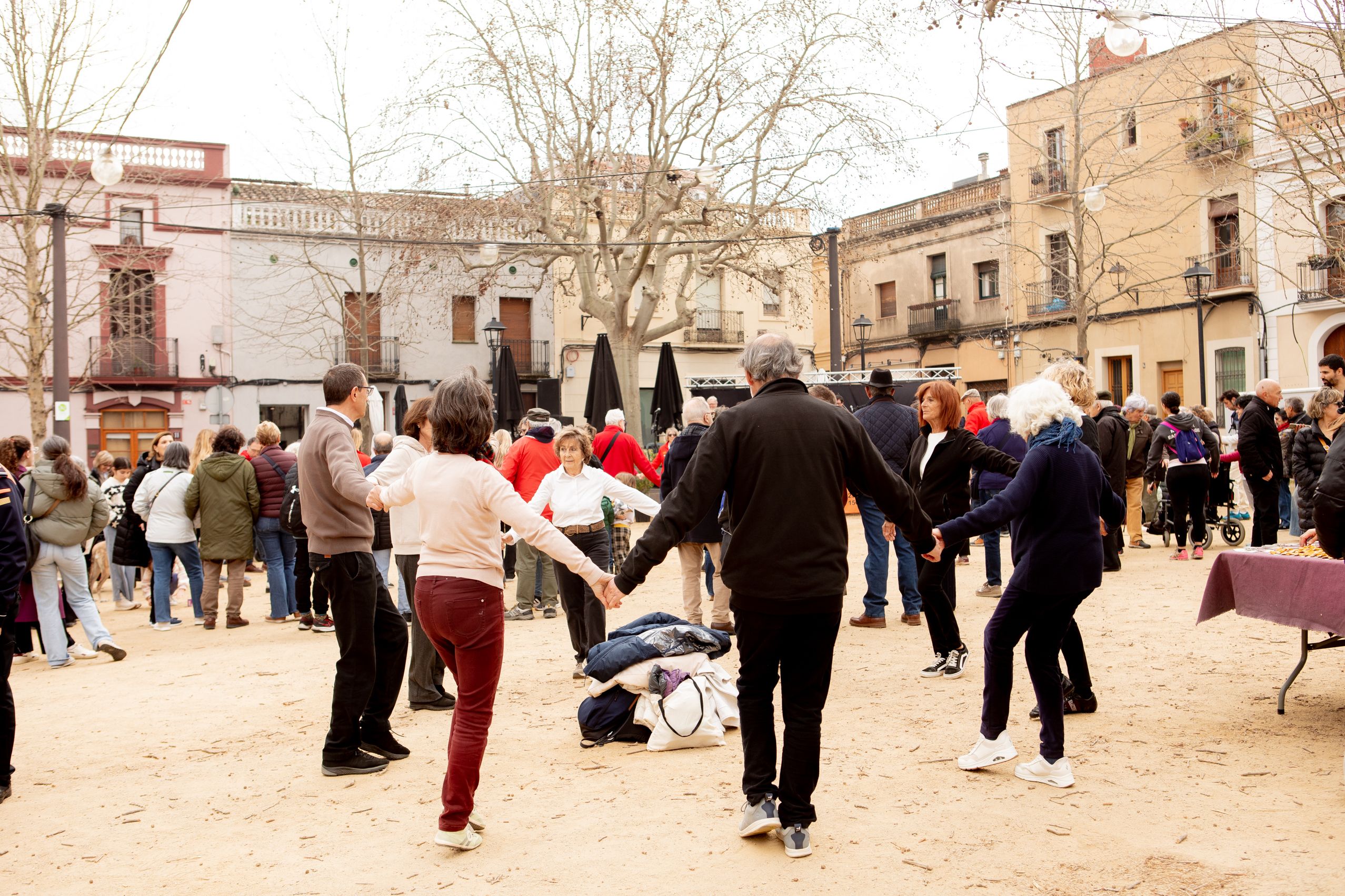 Sardanes a la plaça de Barcelona FOTO: Joana Arribas (TOT Sant Cugat)