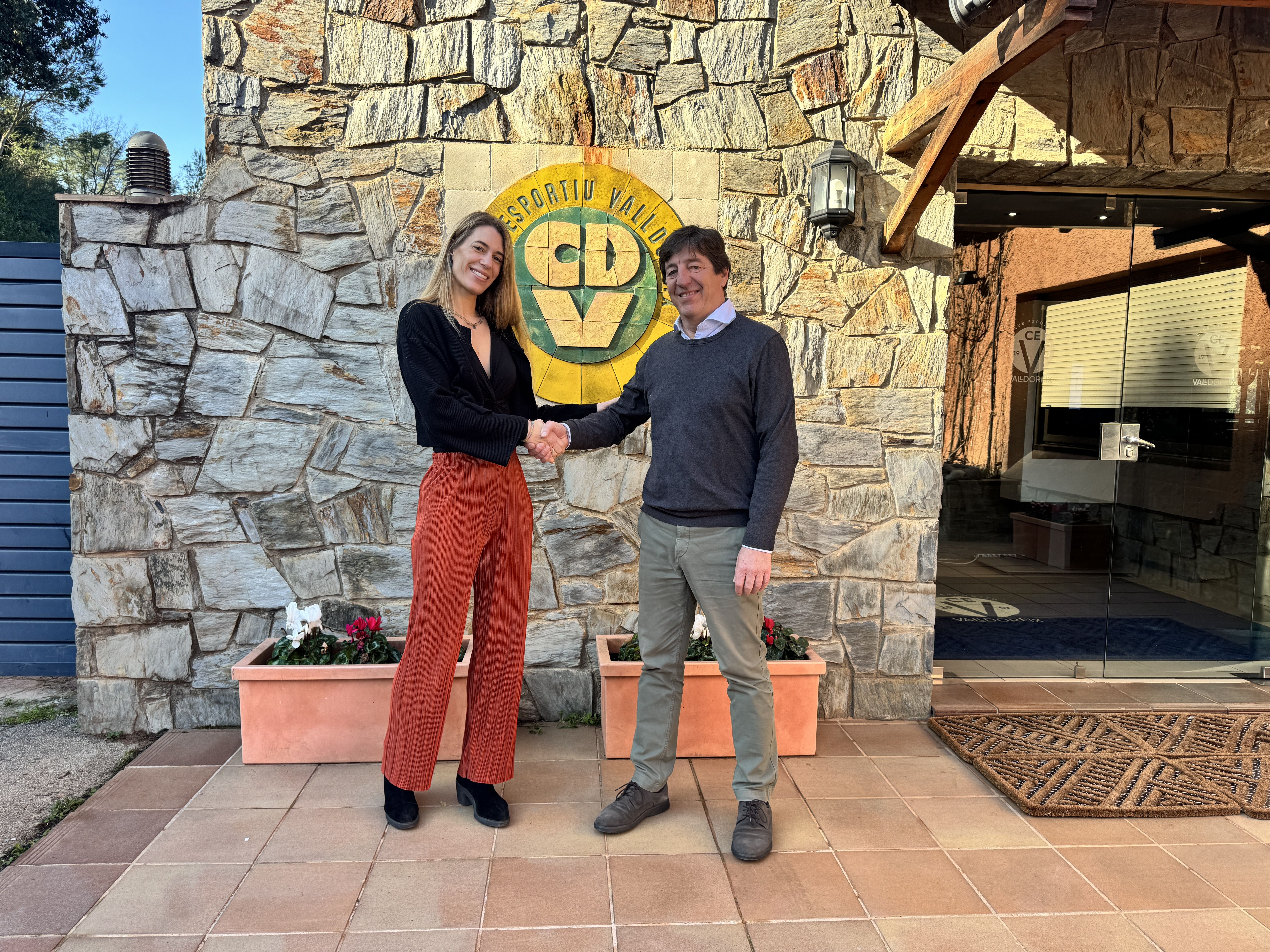 Laura Grau i Ramon Bort en la renovació del conveni del TOT Sant Cugat i el Club Esportiu Valldoreix