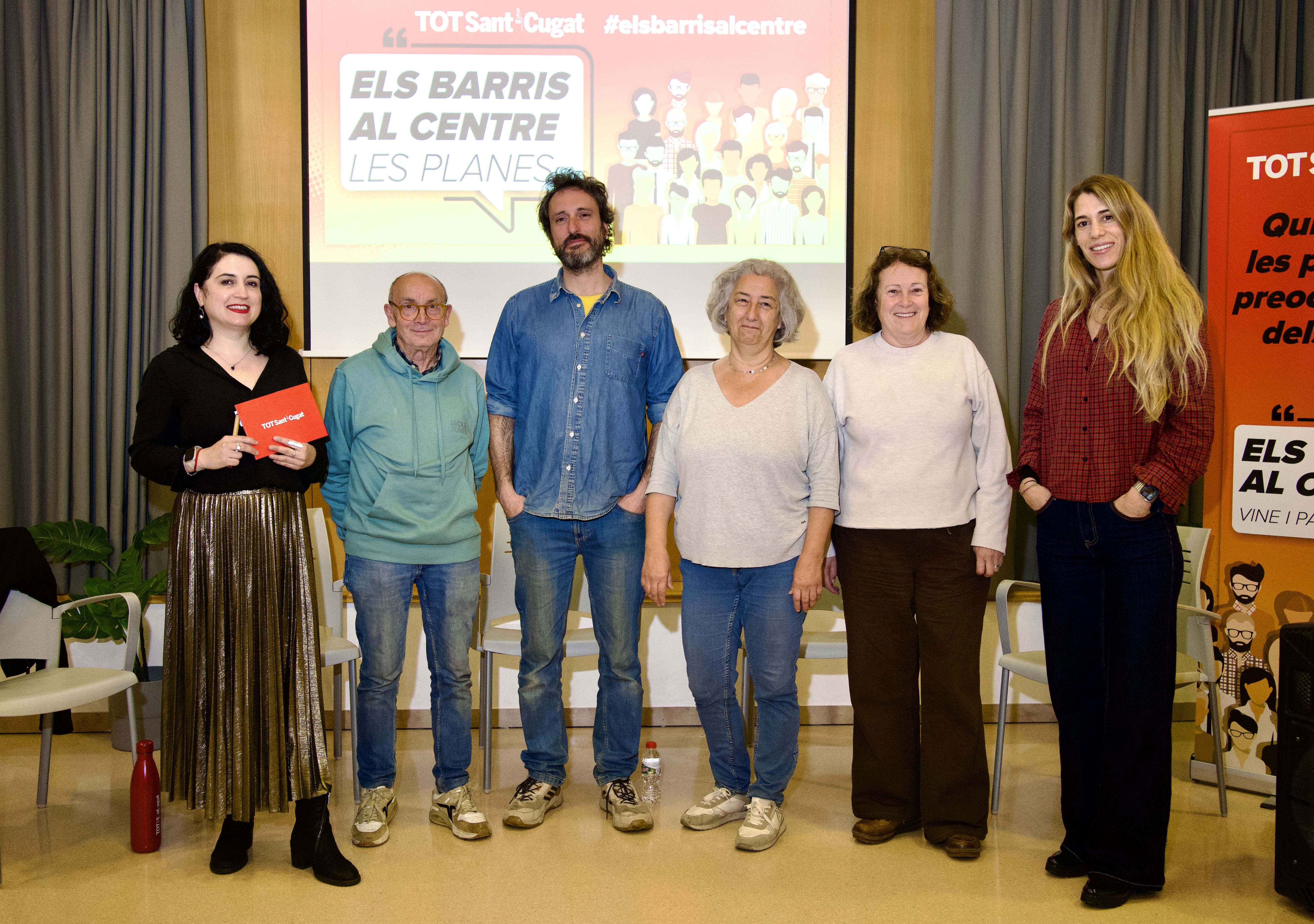 Foto de familia del debat a les Planes del cicle 'Els barris al centre'. FOTO: TOT Sant Cugat