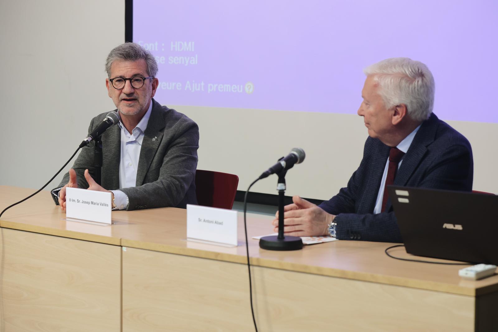 L'alcalde, Josep Maria Vallès, i el president de Mútua de Terrassa, Antoni Abad. FOTO: Ajuntament