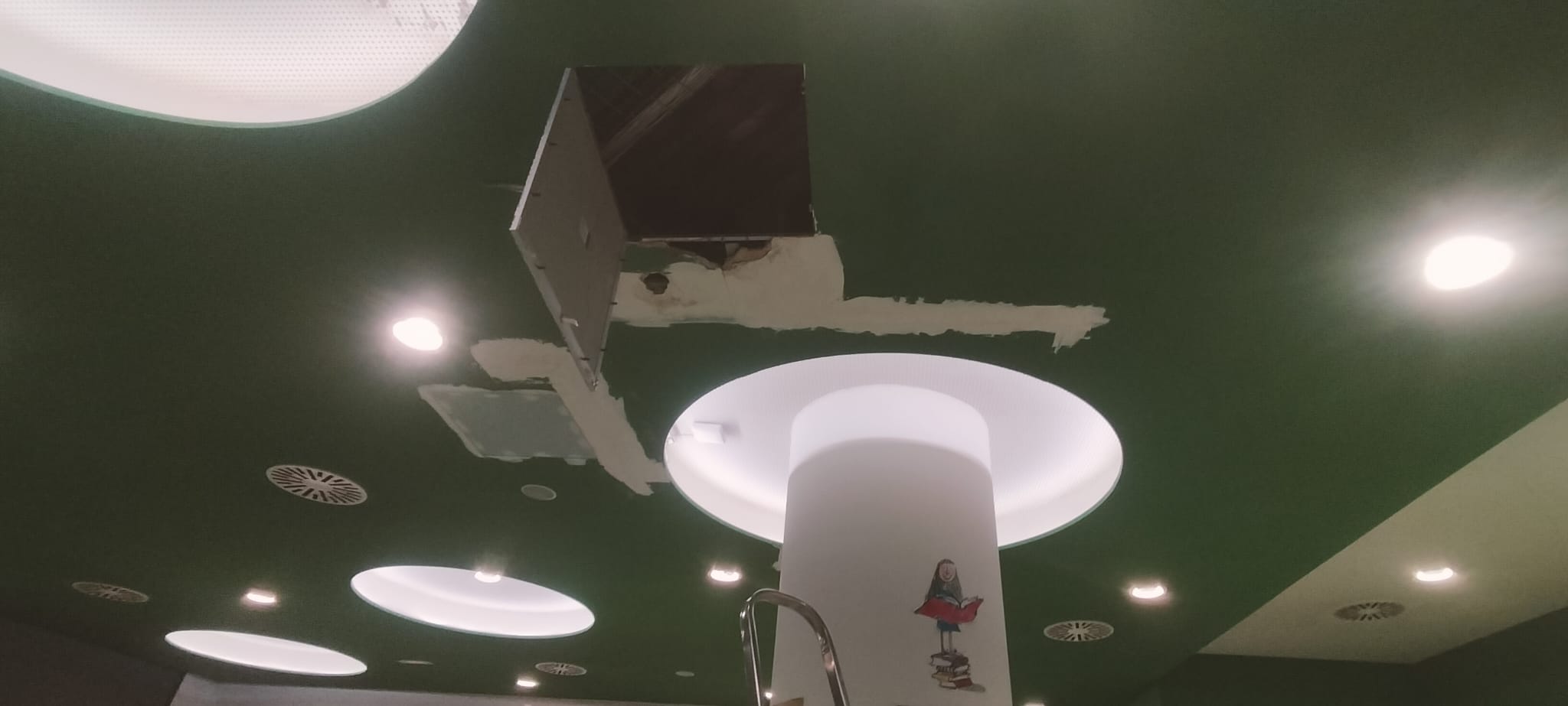 Imatge pericial per trobar origen de la fuga de la zona infantil. FOTO: Cedida.