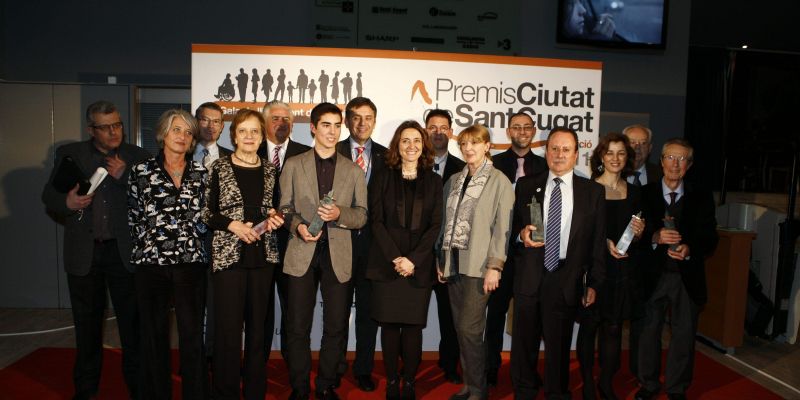 Els premiats de la 7a edició dels Premis Ciutat de Sant Cugat amb l'alcaldessa del moment, Mercè Conesa. FOTO: E. Naval