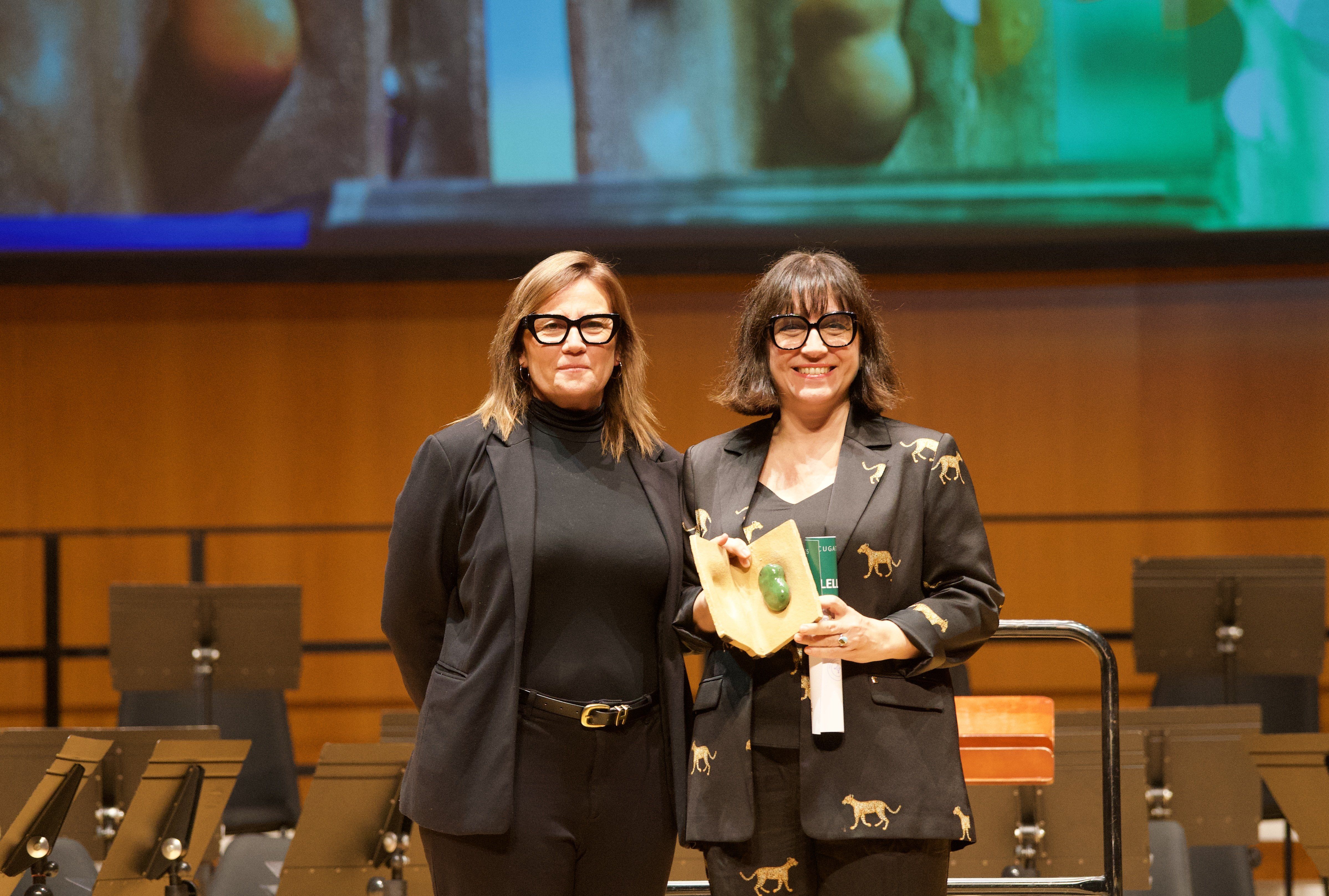 La directora del Teatre-auditori, Maria Farriol, lliura el premi a Judith Colell. FOTO; Mireia Comas (TOT Sant Cugat)