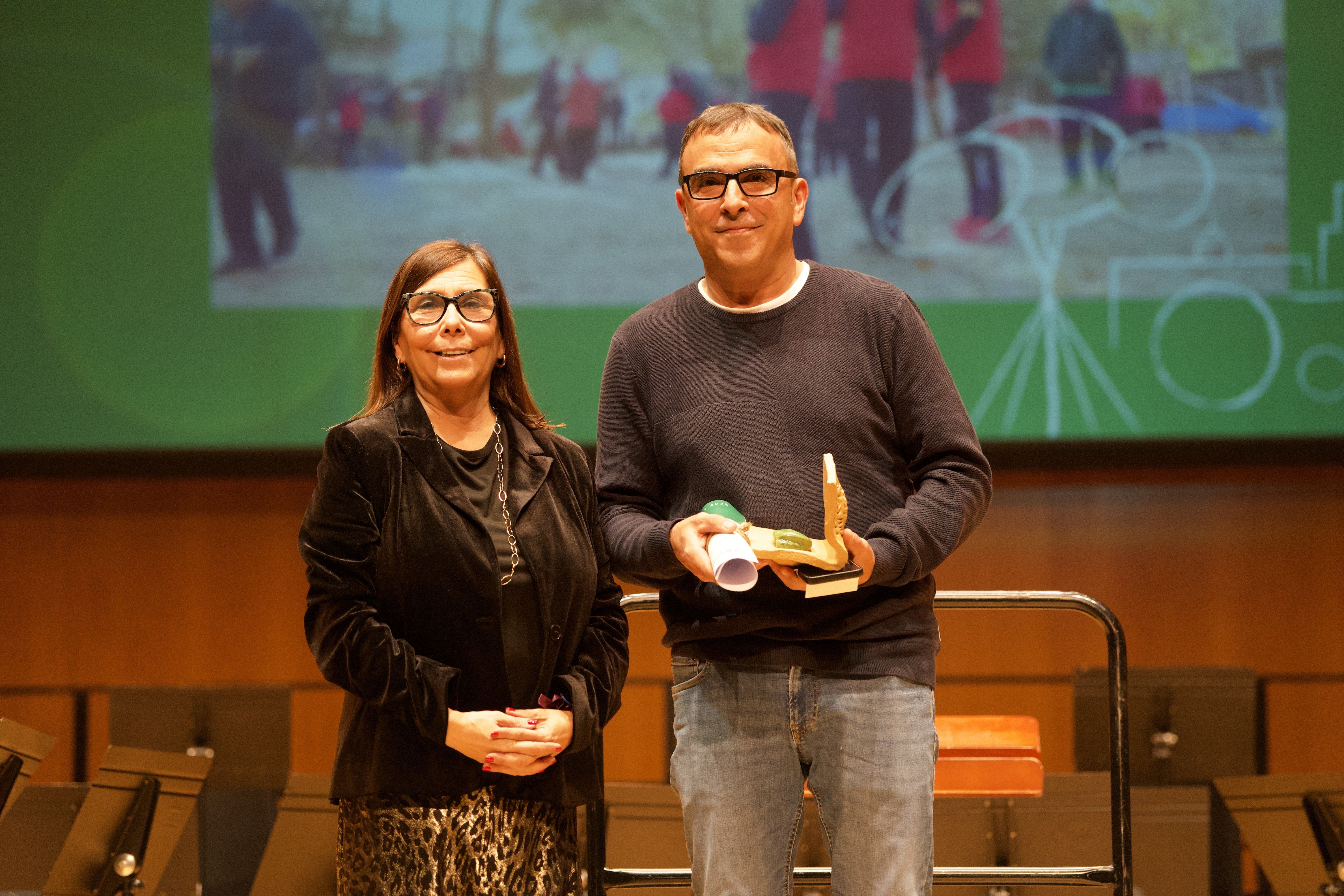  DSC7915La tinenta d’alcaldia de Gestió Urbana, Mobilitat i Canvi Climàtic, Cristina Paraira, lliura el premi al Club Petanca Sant Cugat. FOTO; Mireia Comàs (TOT Sant Cugat)