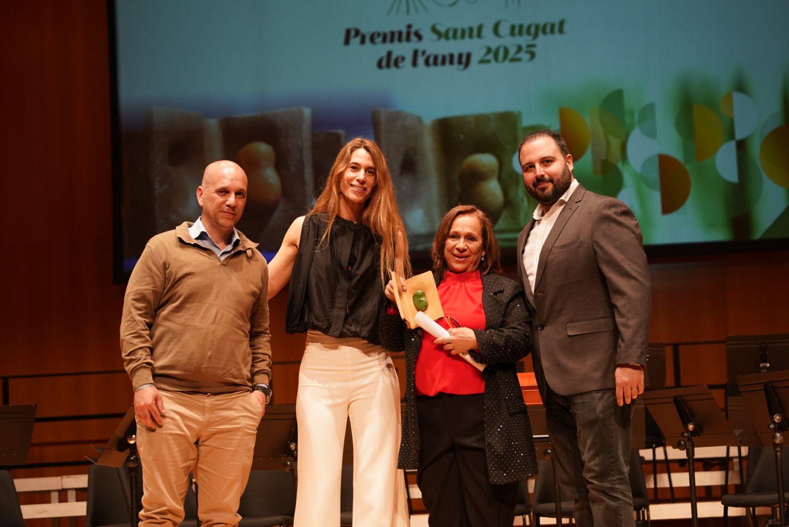 La directora del TOT Sant Cugat, Laura Grau, lliura el premi a Carnisseria Corral. FOTO: TOT Sant Cugat