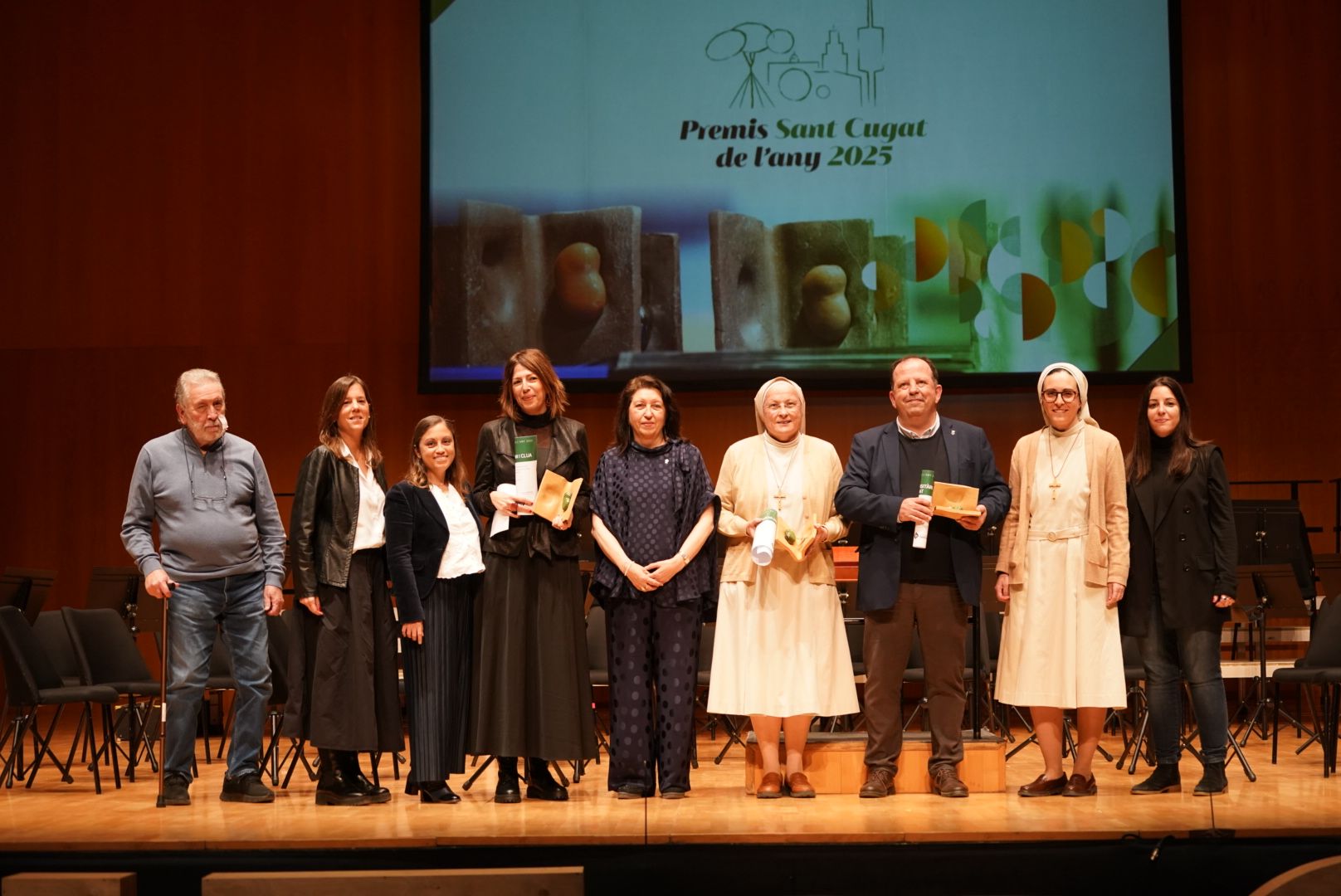 El tinent d’alcaldia d’Economia, Coneixement i Organització, Carles Brugarolas; de la regidora d’Educació, Universitats i Multiculturalitat, Carme Ardid; i la directora de Cugatmedia, Cristina Mur, lliuren el Premi triple al Col·legi Pureza de María, l’Escola Ferran i Clua i les Escoles Universitàries Gimbernat. FOTO: Mireia Comas (TOT Sant Cugat)