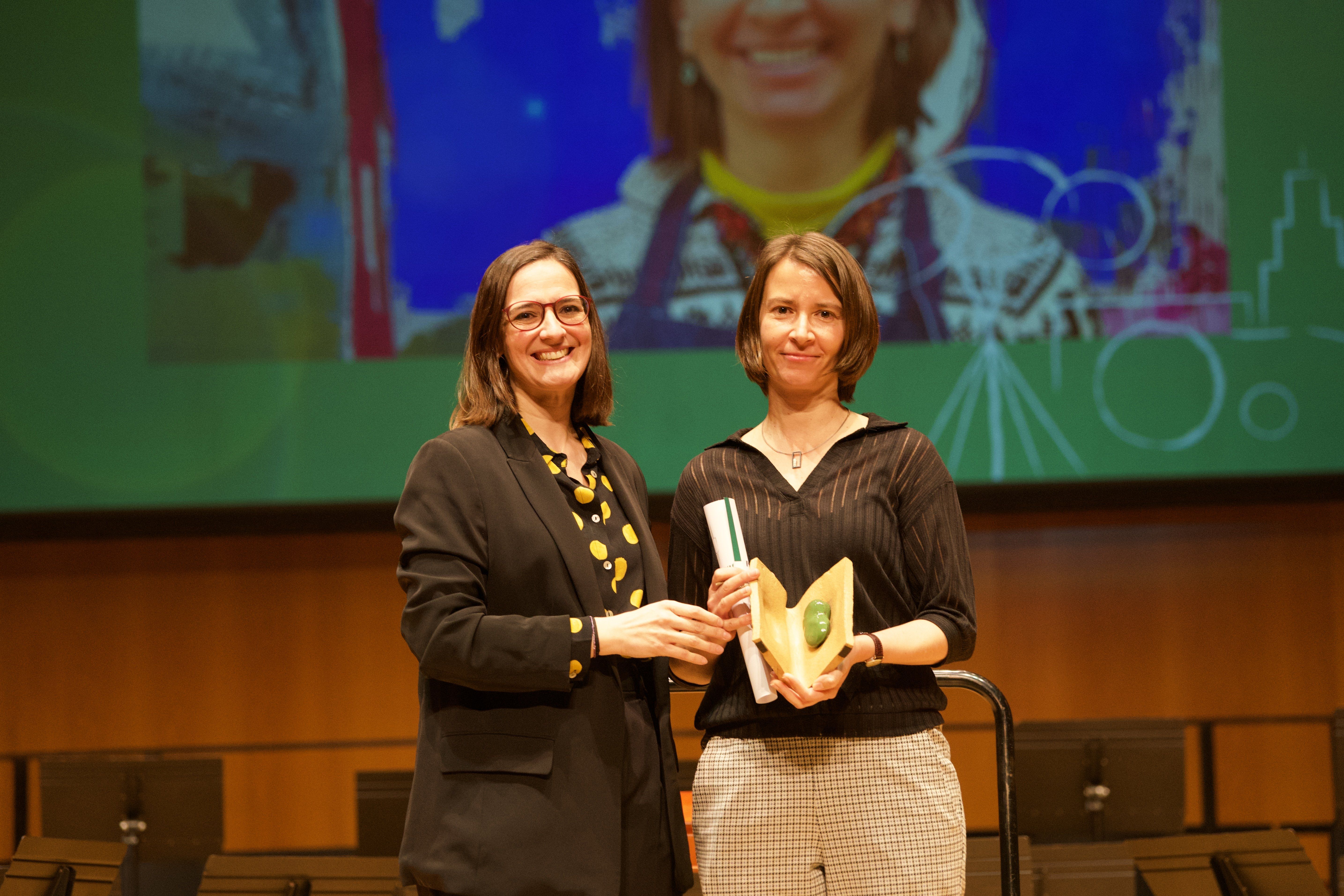 La regidora de Drets Socials, Igualtat, Feminismes i Cooperació, Gemma Aristoy, lliura el premi a Maria Fabre. FOTO: Mireia Comas (TOT Sant Cugat)