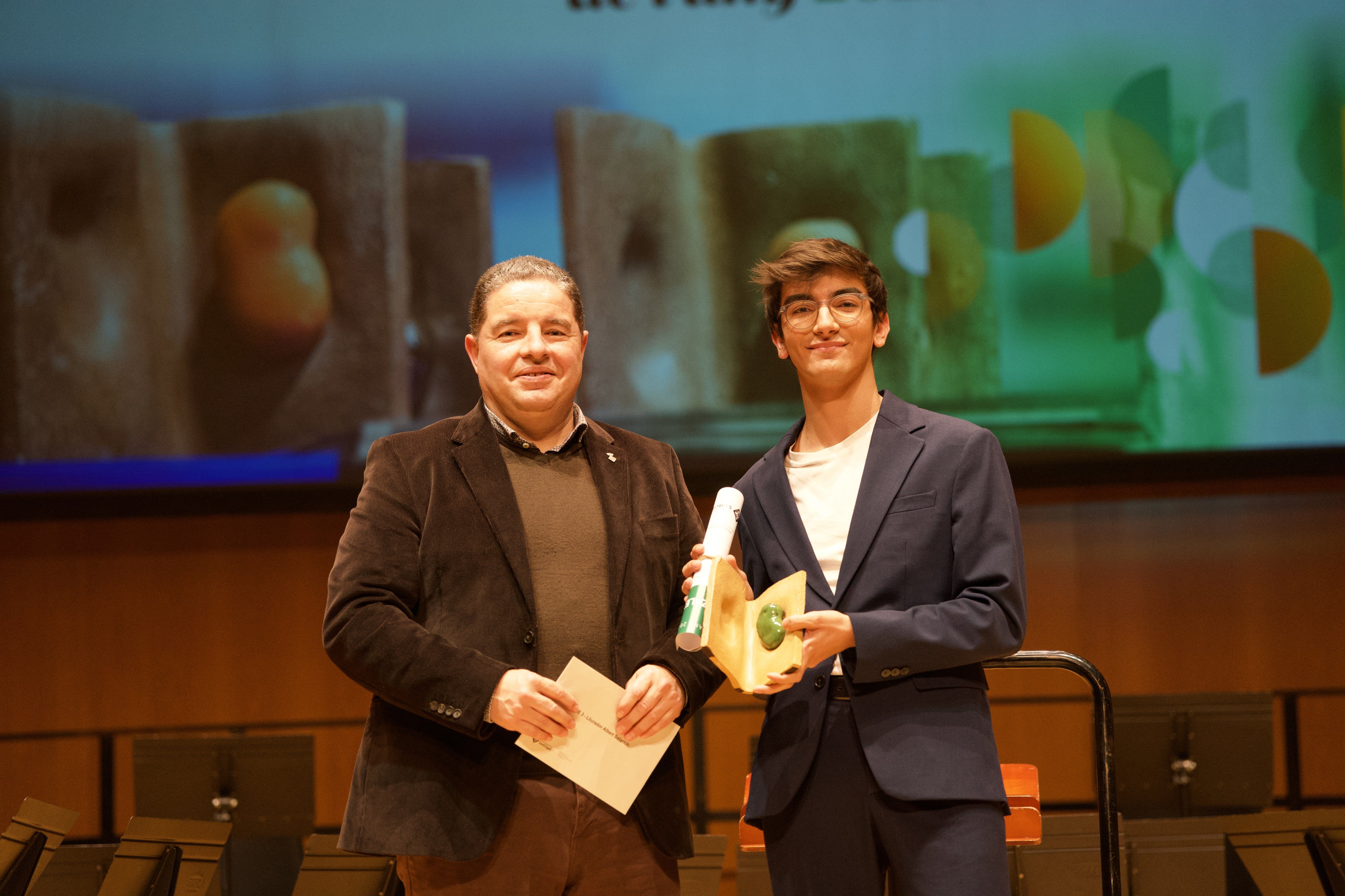 El regidor d’Empresa, Innovació i Internacionalització de l’Ajuntament, Albert Salarich, lliura el premi a Joan Miquel Gonzàlez. FOTO: Mireia Comas (TOT Sant Cugat)