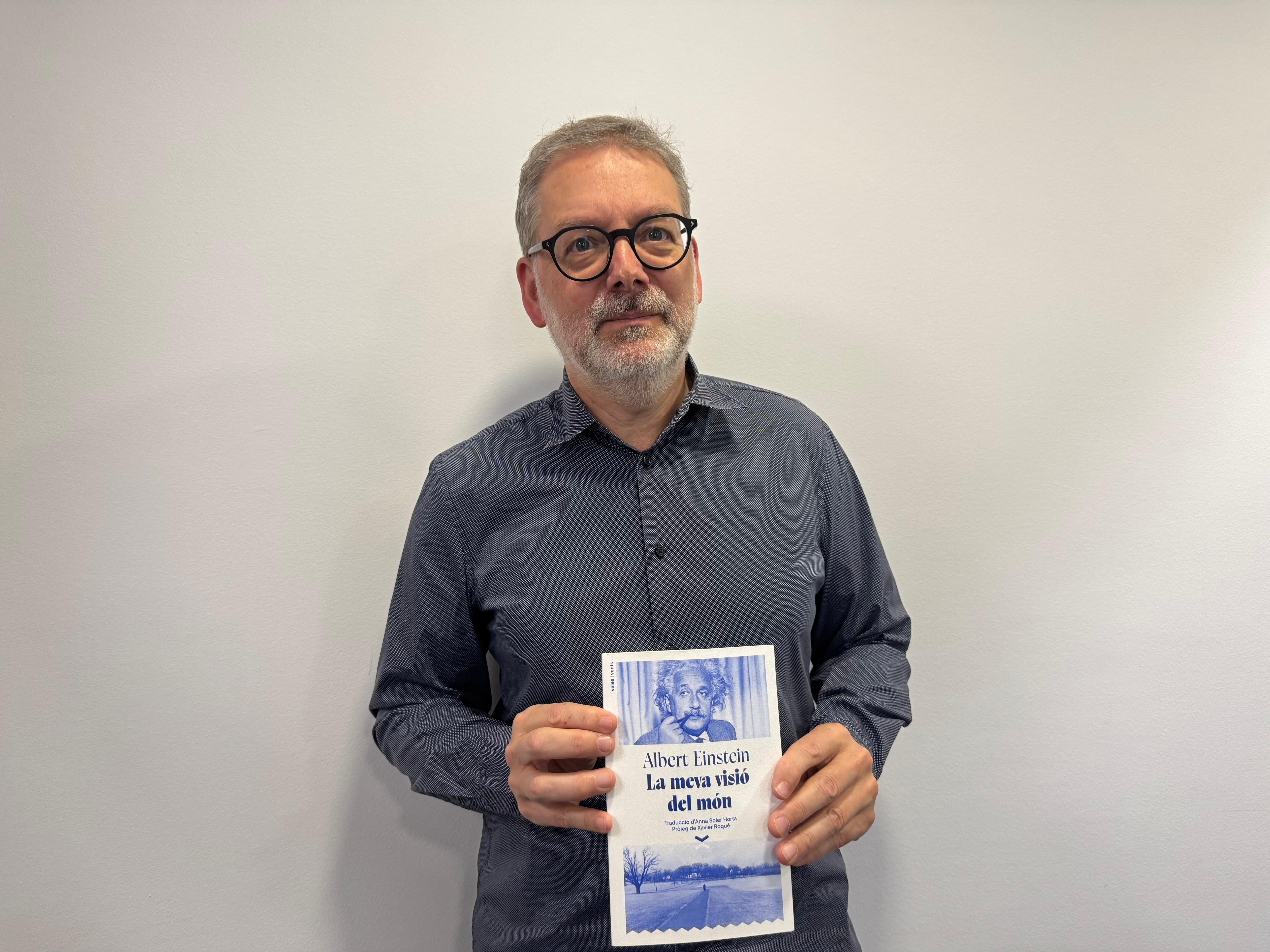 Xavier Roqué amb el llibre "La meva visió del món" d'Albert Einstein