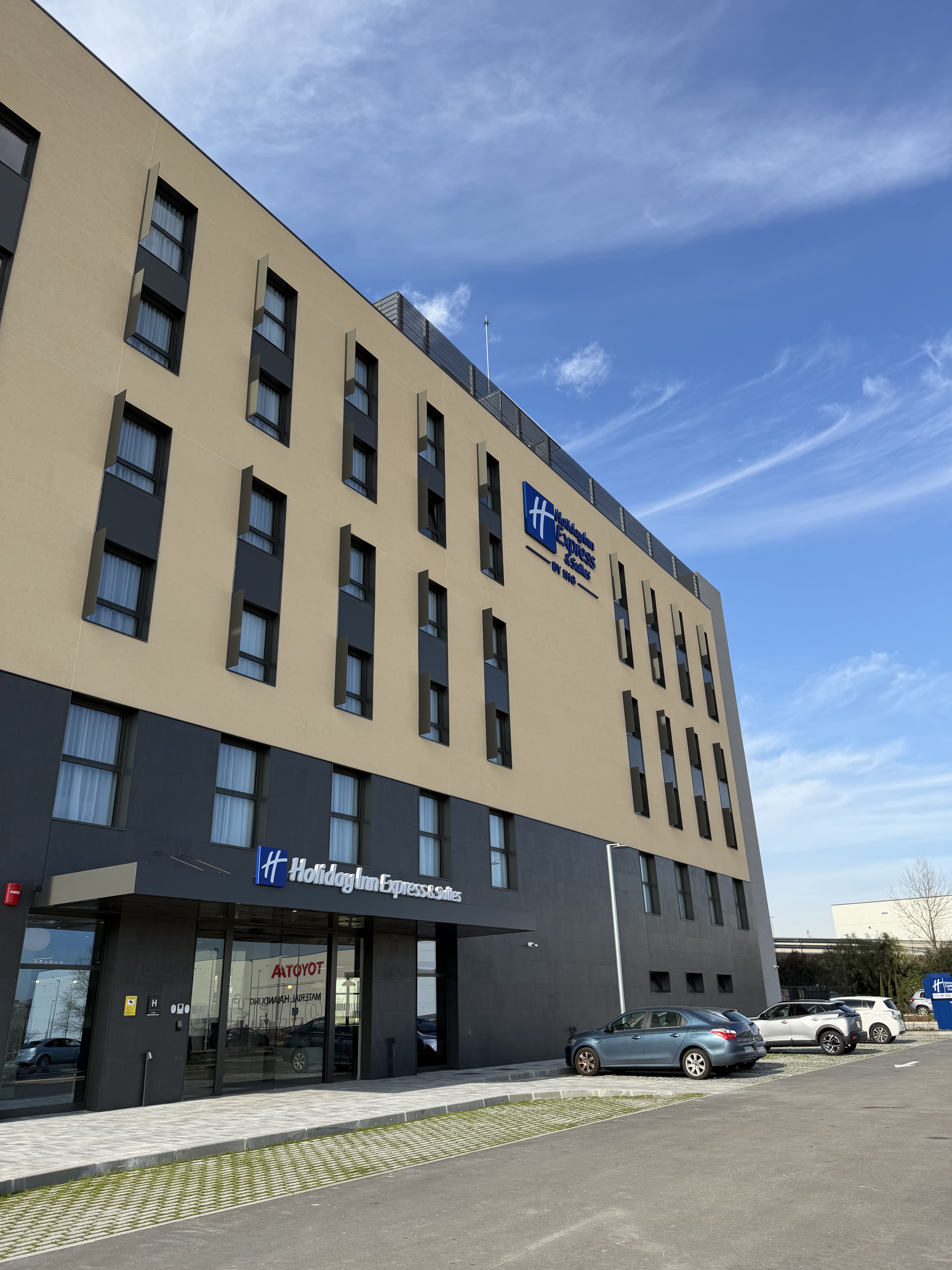  Façana principal de l'Holiday Inn and Suites, ubicat al carrer de la Vall Moranta, número 2 FOTO: Arxiu