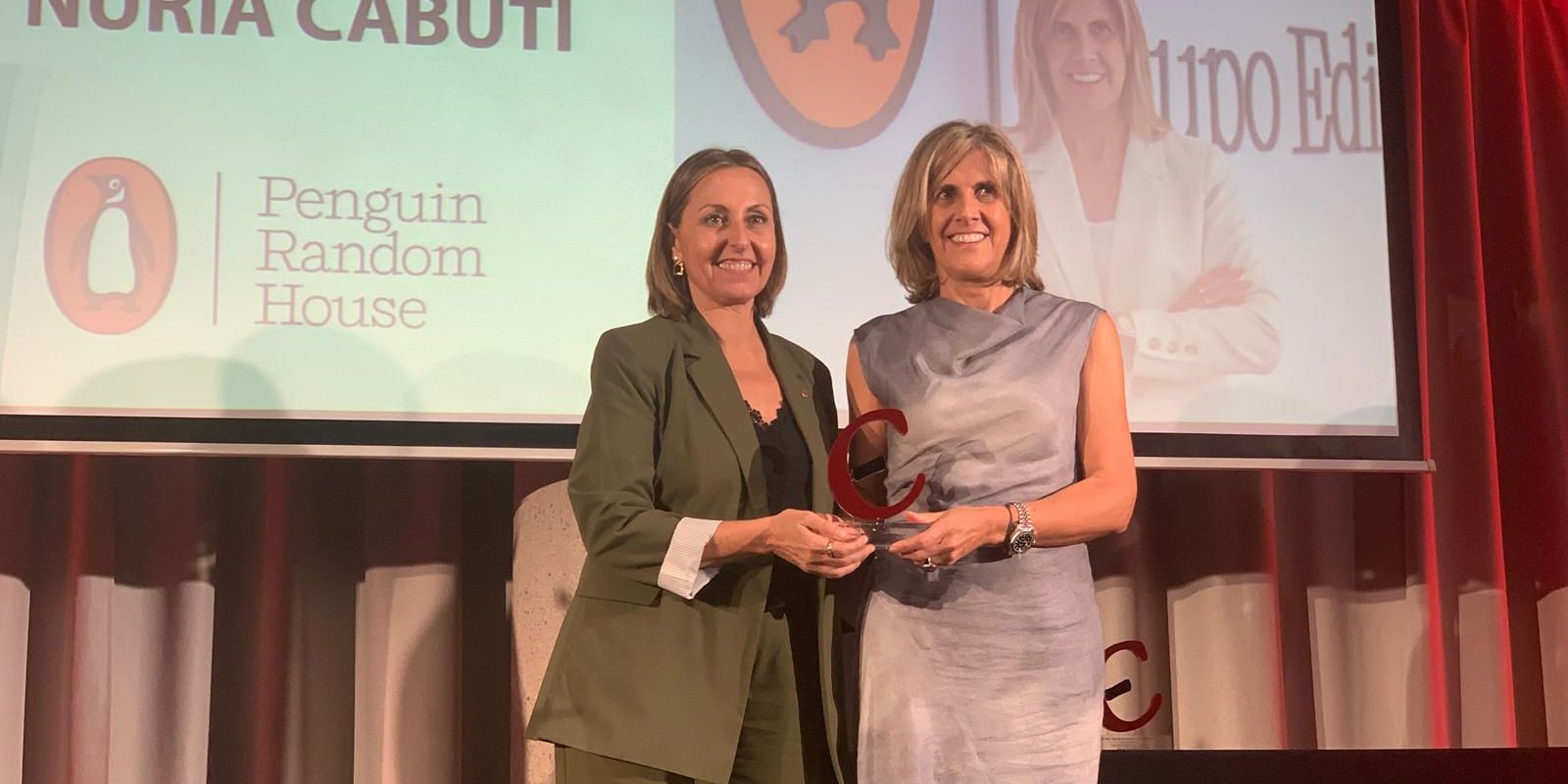 La directiva Núria Cabutí recollint el premi de Cerdanyola Empresaria en mans de la consellera Eva Menor. FOTO: TOT Cerdanyola