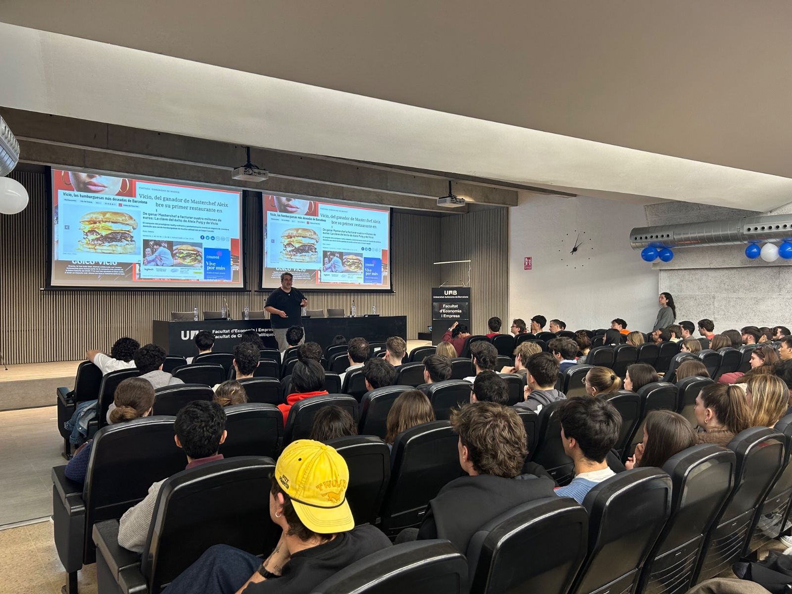  Estudiants santcugatencs porten VICIO a la Universitat Autònoma de Barcelona FOTO: Elvira Gallardo (TOT Sant Cugat)