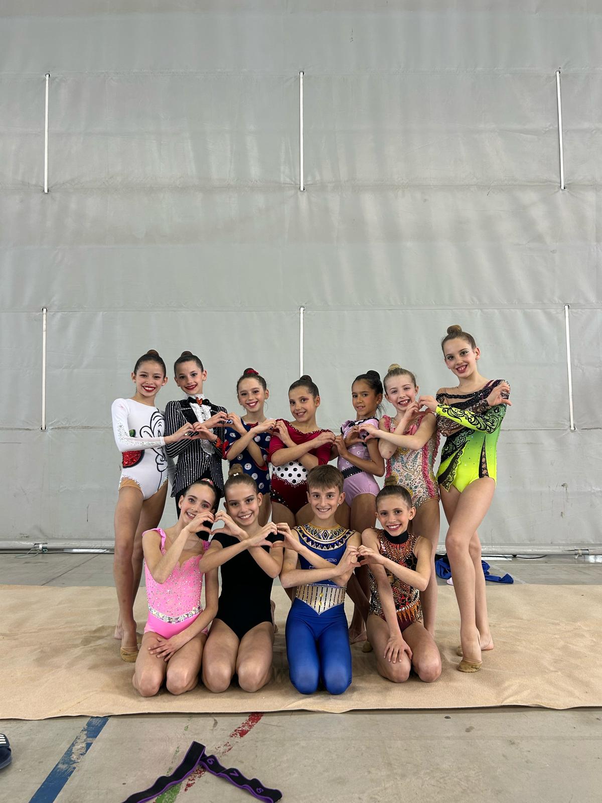 Les gimnastes alevines del Club Gimnàstica Rítmica i Estètica Sant Cugat que van participar en el Campionat de Catalunya. FOTO: Cedida