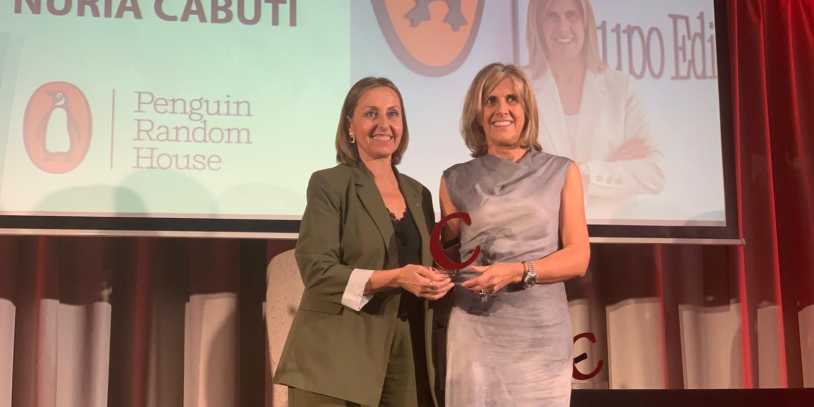 La directiva Núria Cabutí (dreta) recollint el premi de Cerdanyola Empresaria en mans de la consellera Eva Menor (esquerra). FOTO: TOT Cerdanyola