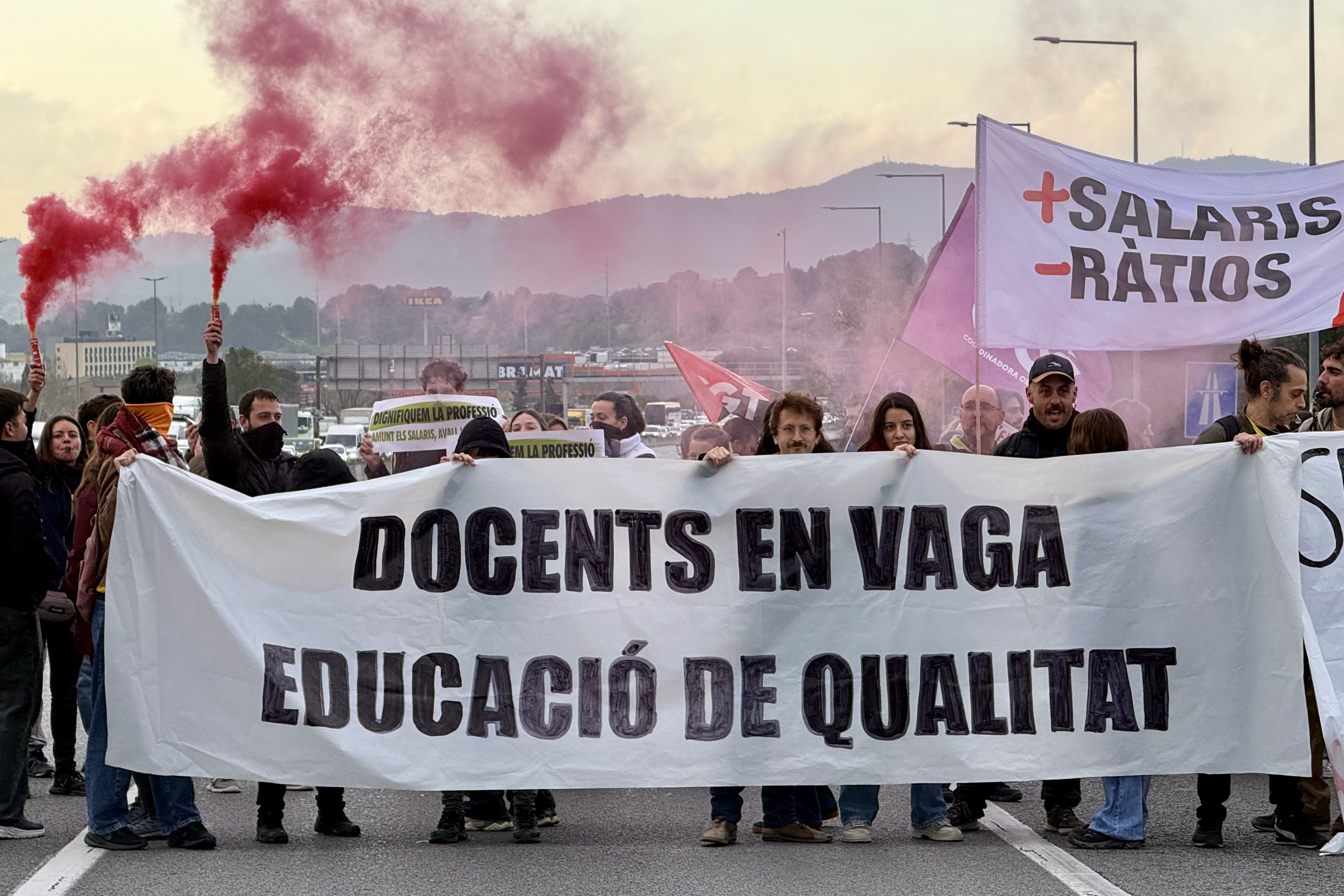 Docents tallant la C-58 a l'altura de Sant Quirze. FOTO: ACN