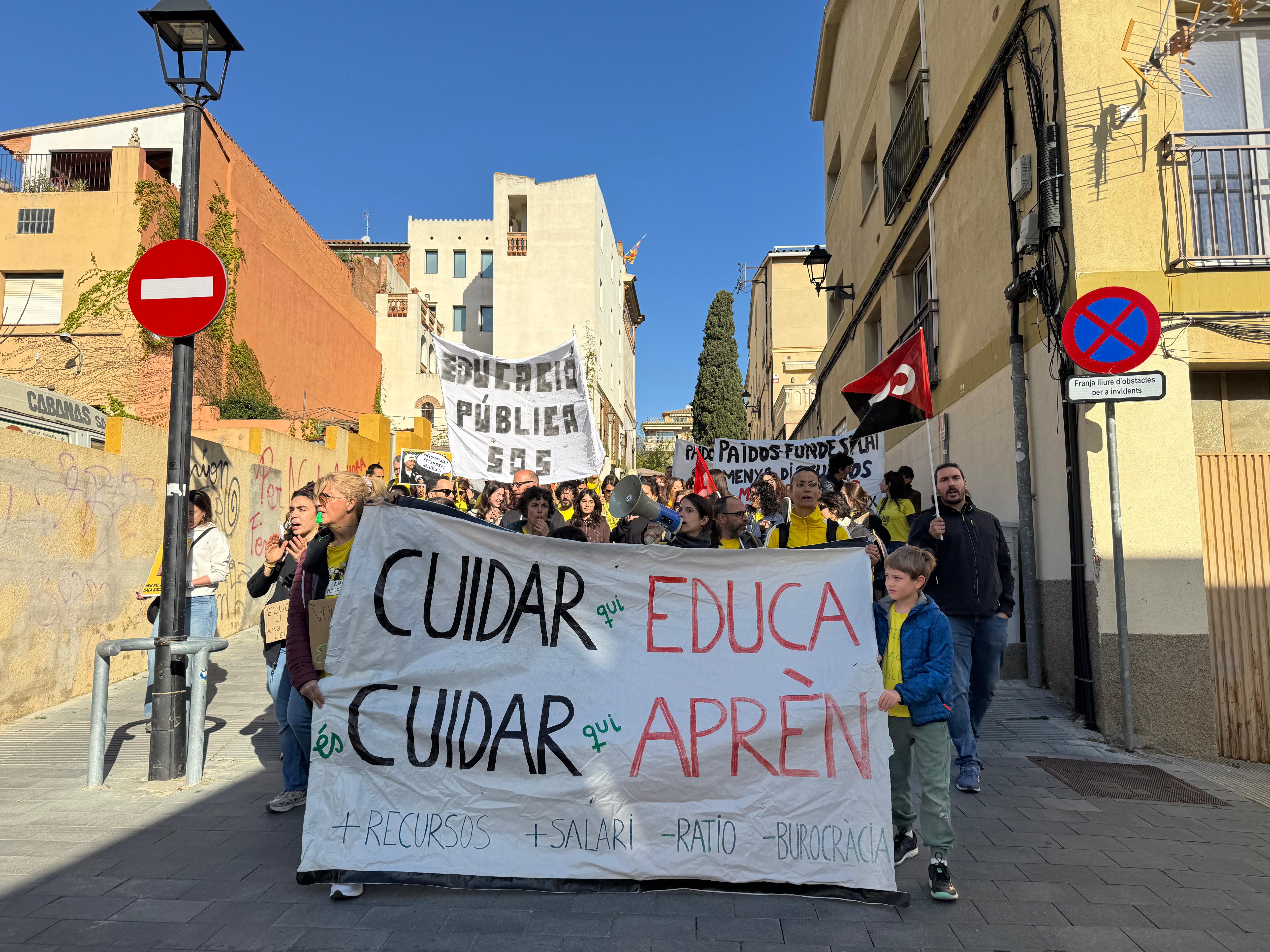 Manifestació dels docents pels carrers de Sant Cugat. FOTO: TOT Sant Cugat