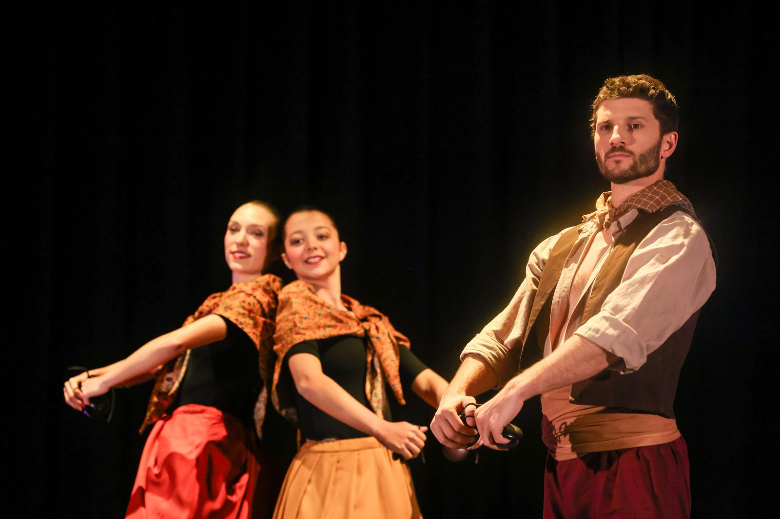 Presentació del festiva Gatzara amb l'Esbart Mediterrània. FOTO: Ajuntament