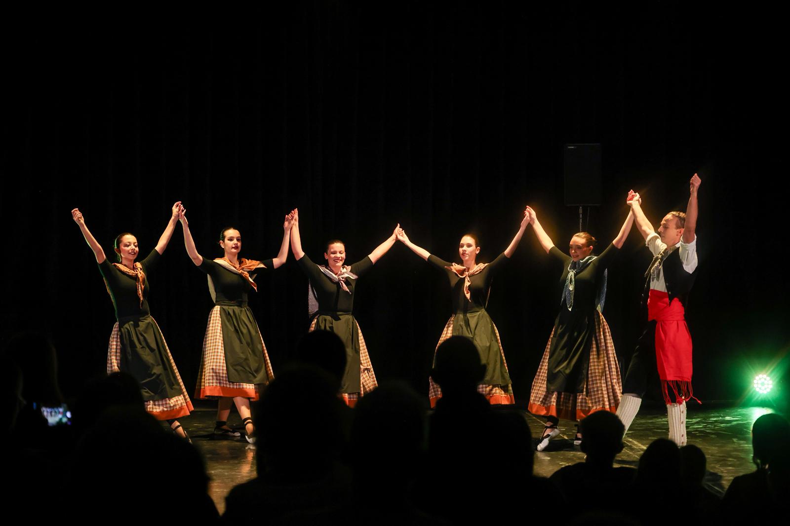 Presentació del festiva Gatzara amb l'Esbart Mediterrània. FOTO: Ajuntament