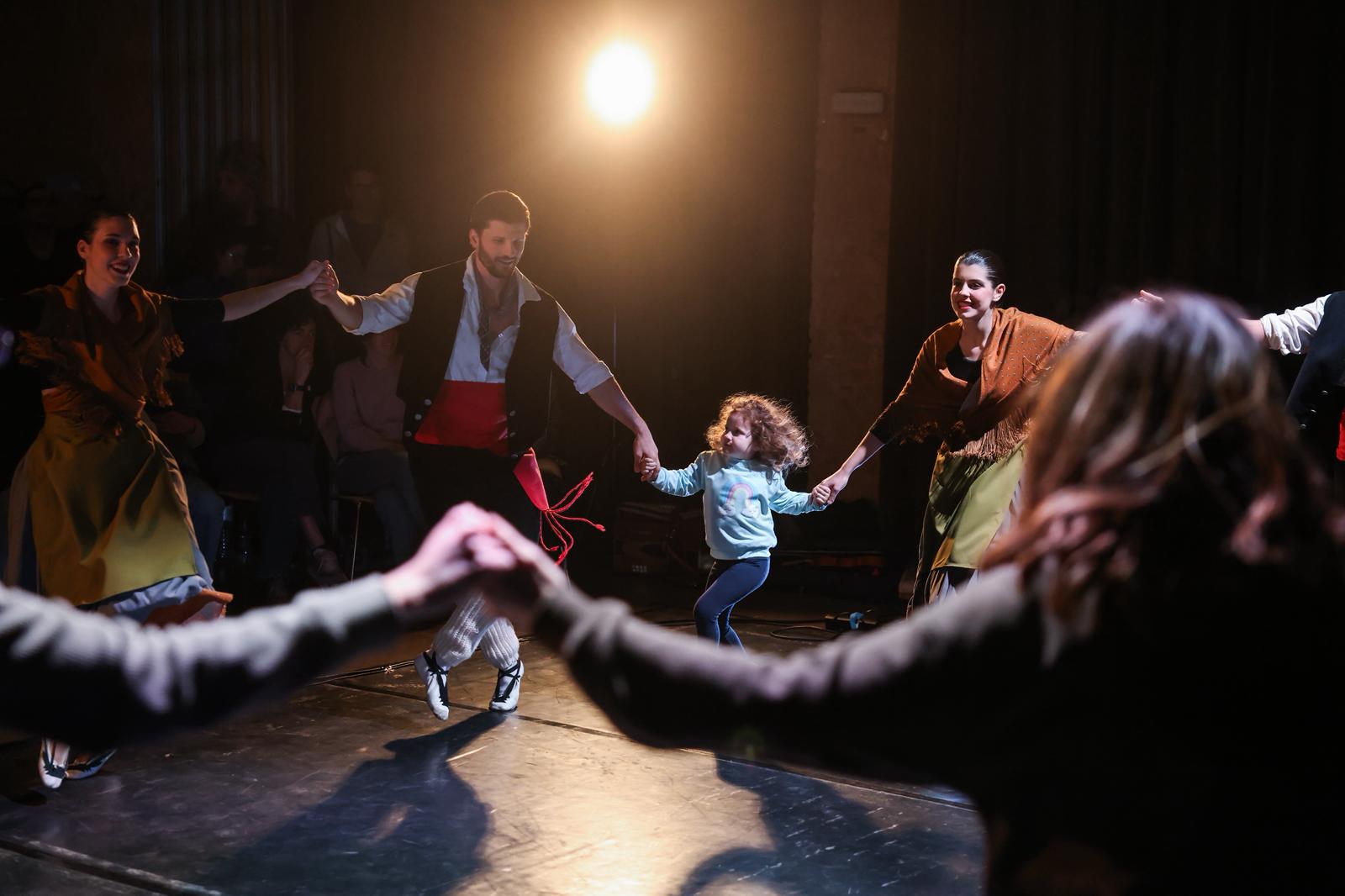 Presentació del festiva Gatzara amb l'Esbart Mediterrània. FOTO: Ajuntament