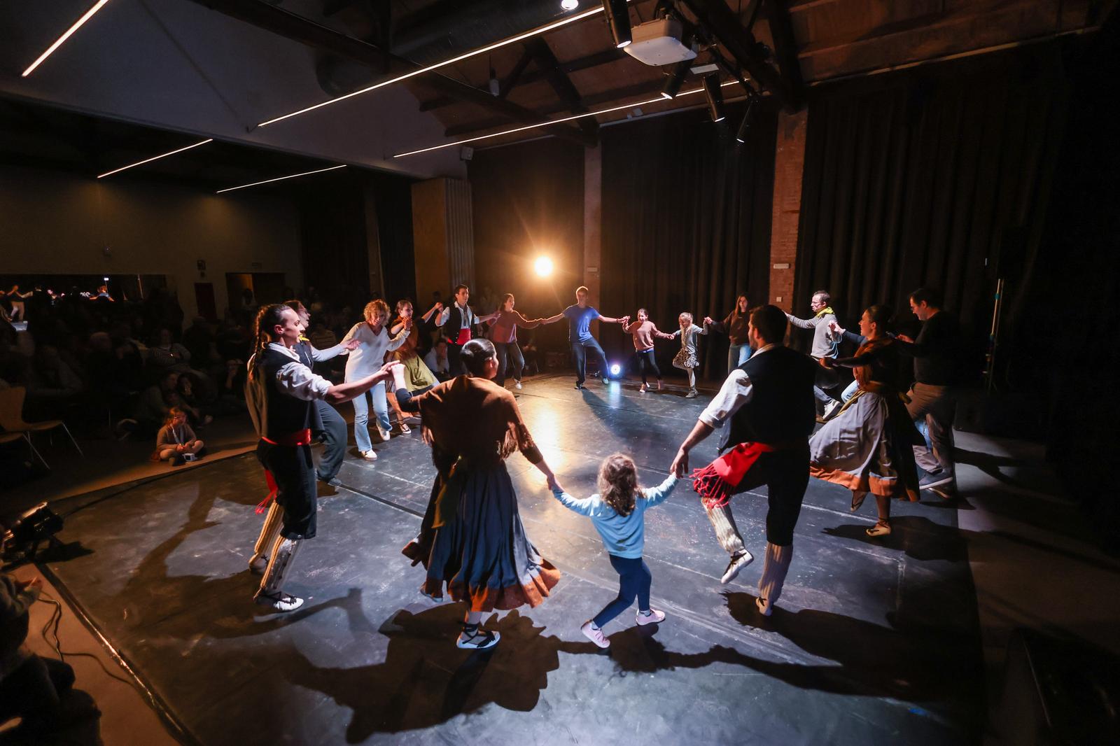 Presentació del festiva Gatzara amb l'Esbart Mediterrània. FOTO: Ajuntament