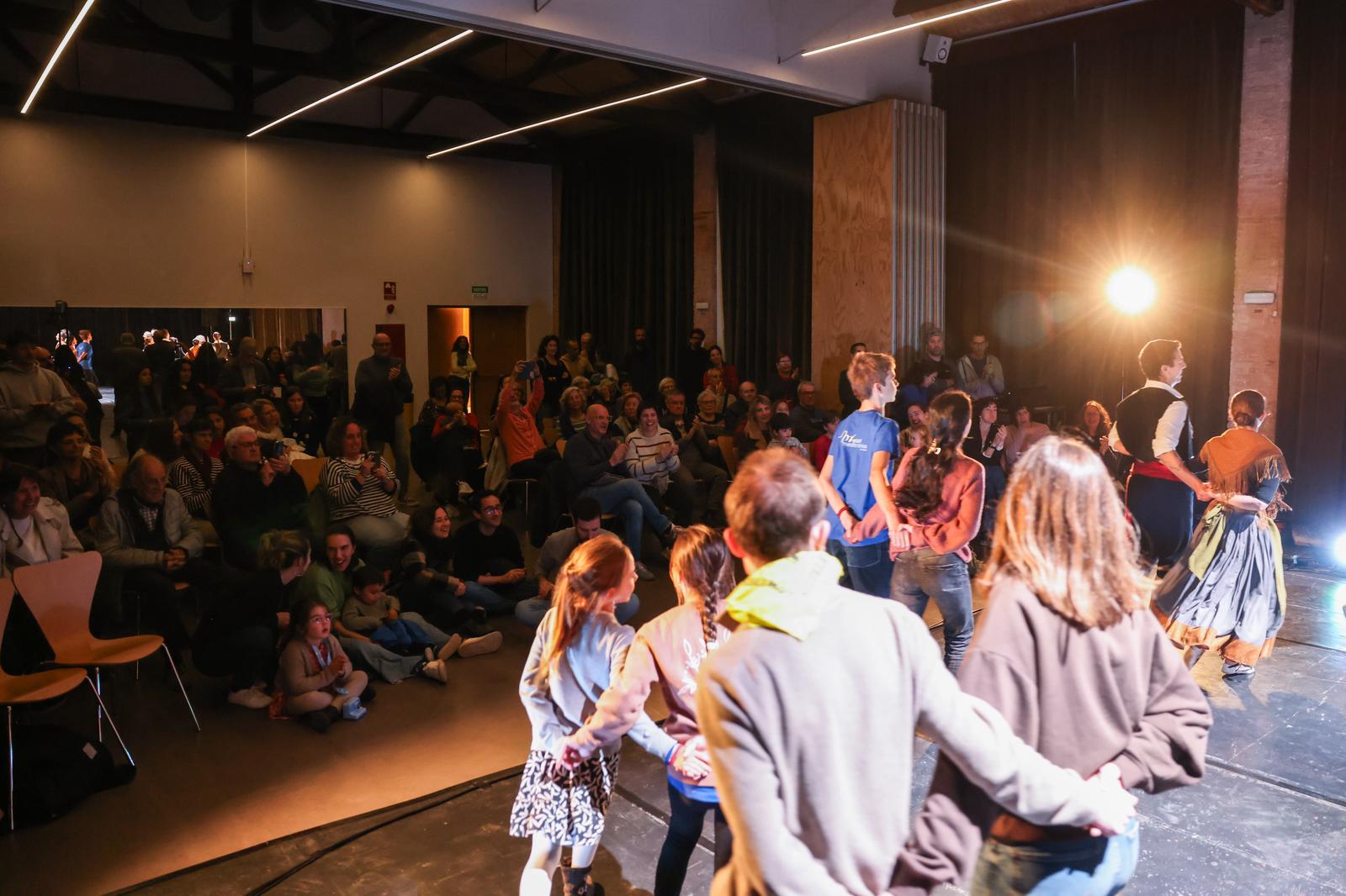 Presentació del festiva Gatzara amb l'Esbart Mediterrània. FOTO: Ajuntament