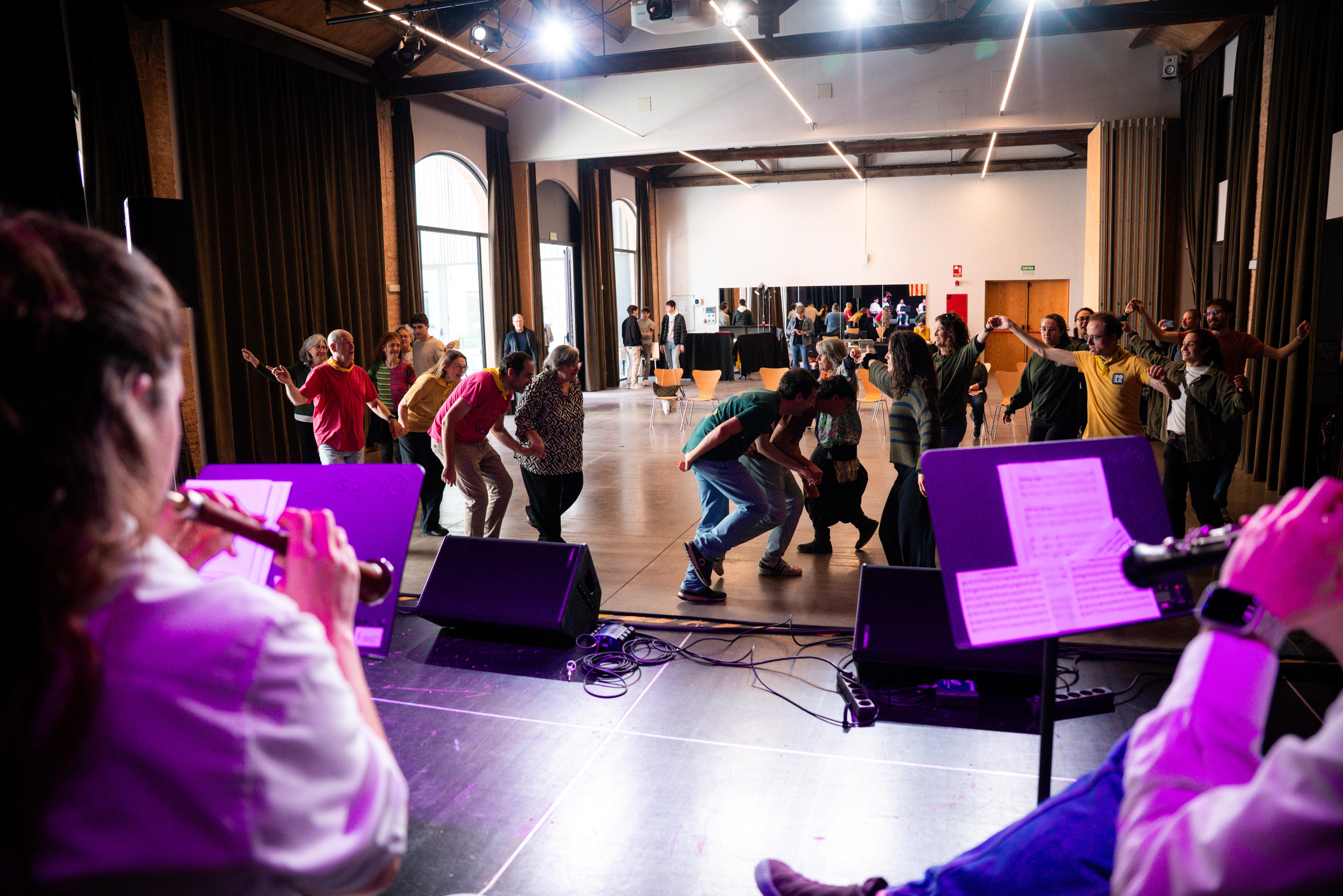 Ball amb els grallers de l'Escola de Música Tradicional de Sant Cugat. FOTO: Ajuntament