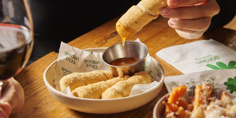 Tequeños amb salsa de mango a Garden Pizza, Sant Cugat. FOTO: Cedida
