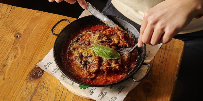 Parmiggiana d'albergínia amb salsa de tomàquet a Garden Pizza, Sant Cugat. FOTO: Cedida