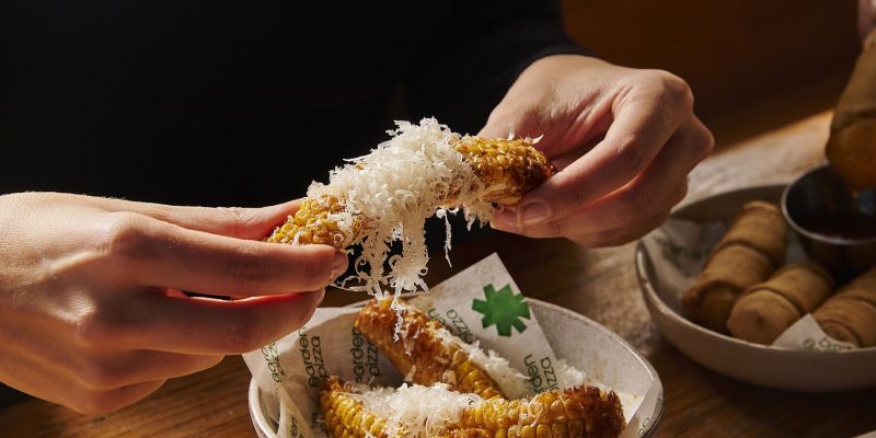 Costelles de blat de moro amb parmesà ratllat. FOTO: Cedida
