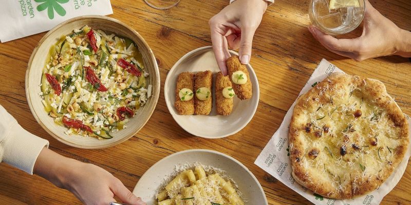 Croquetes, rigatoni, carpaccio de carbassó i focaccia per compartir a Garden Pizza, Sant Cugat. FOTO: Cedida