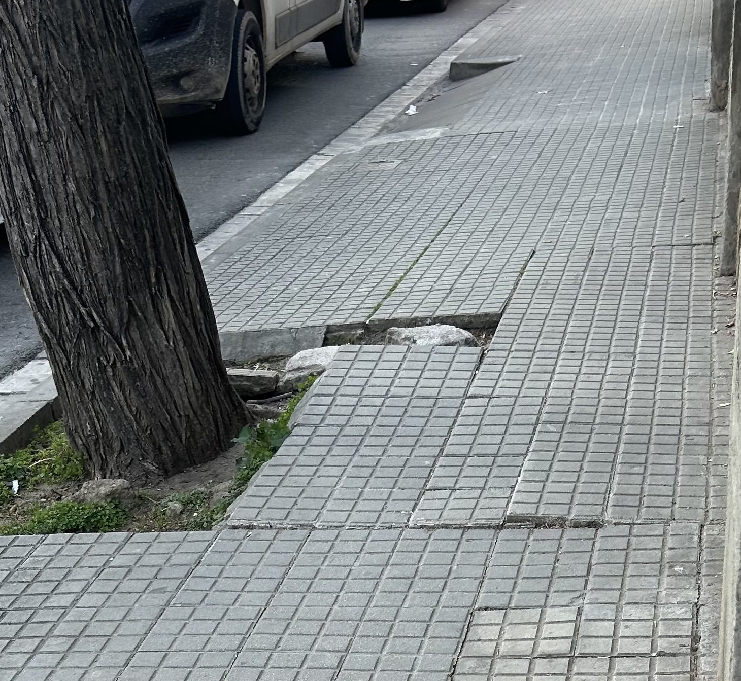 Queixa per l'estat de la vorera del carrer Àngel Guimerà FOTO: Cedida