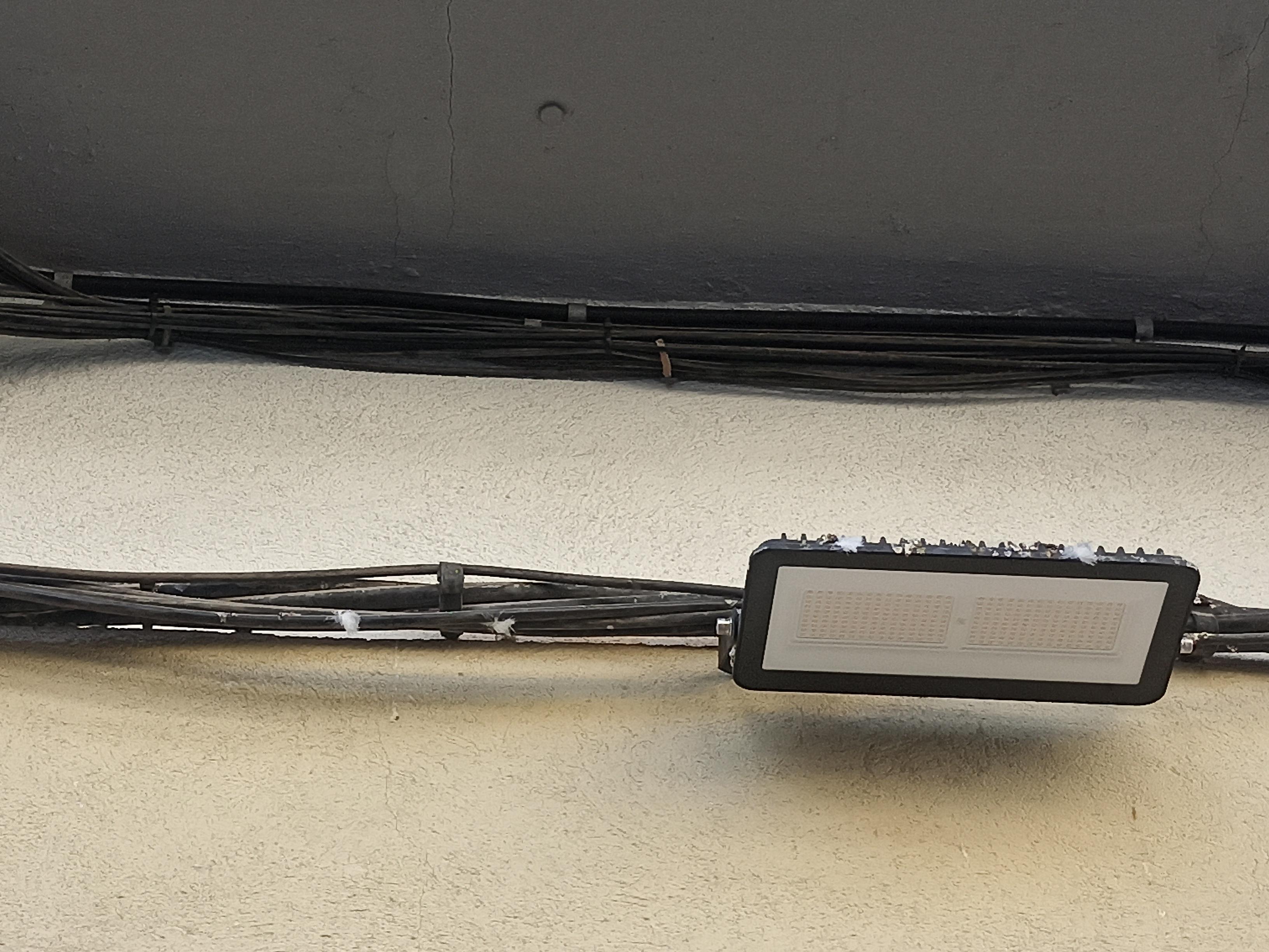 Mal estat del cablejat al carrer Santiago Rusiñol FOTO: Cedida