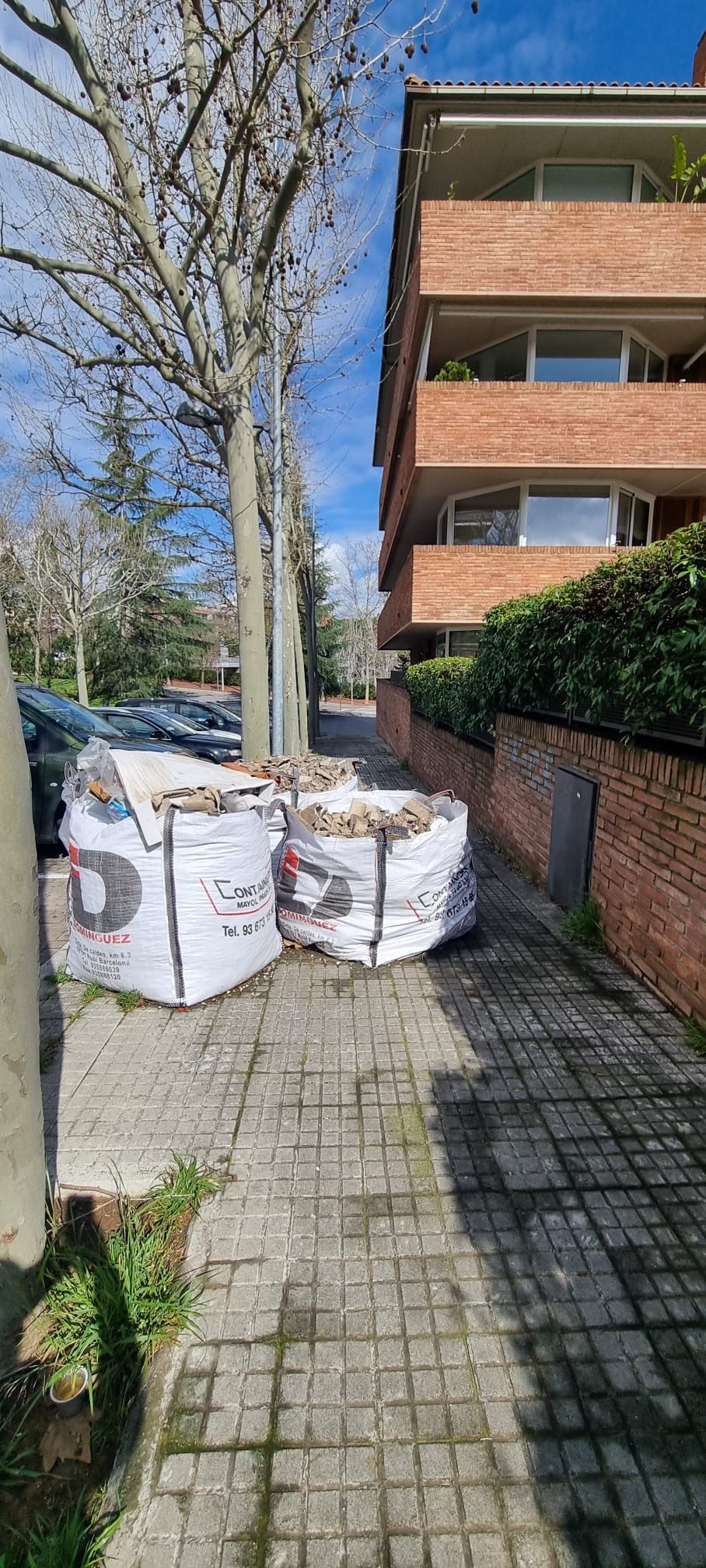 Obstaculització a la vorera FOTO: Cedida