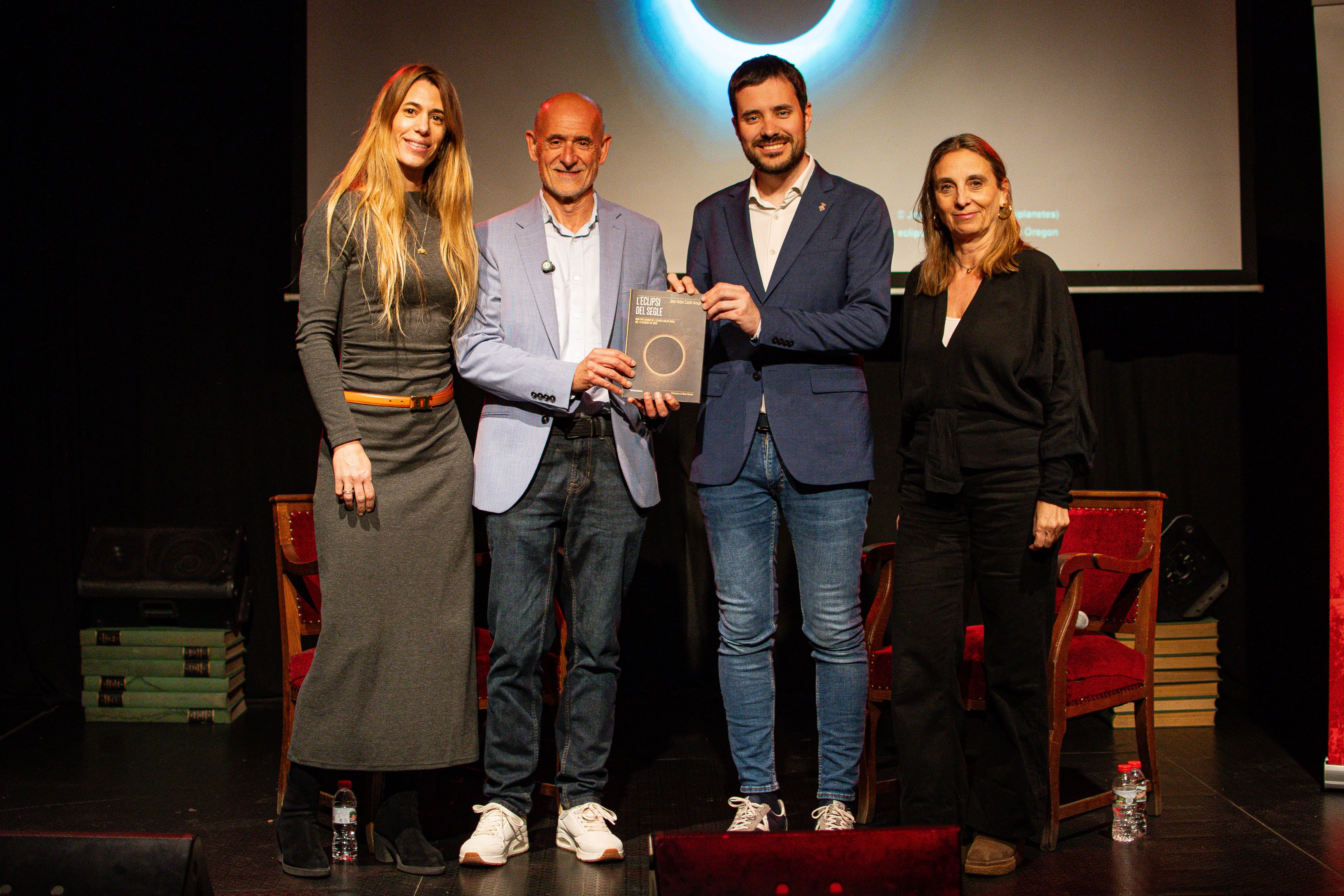 Fotografia de família de la presentació del llibre 'L'eclipsi del segle' de Joan Antón Català. FOTO: Pol Rodríguez (TOT Sant Cugat)