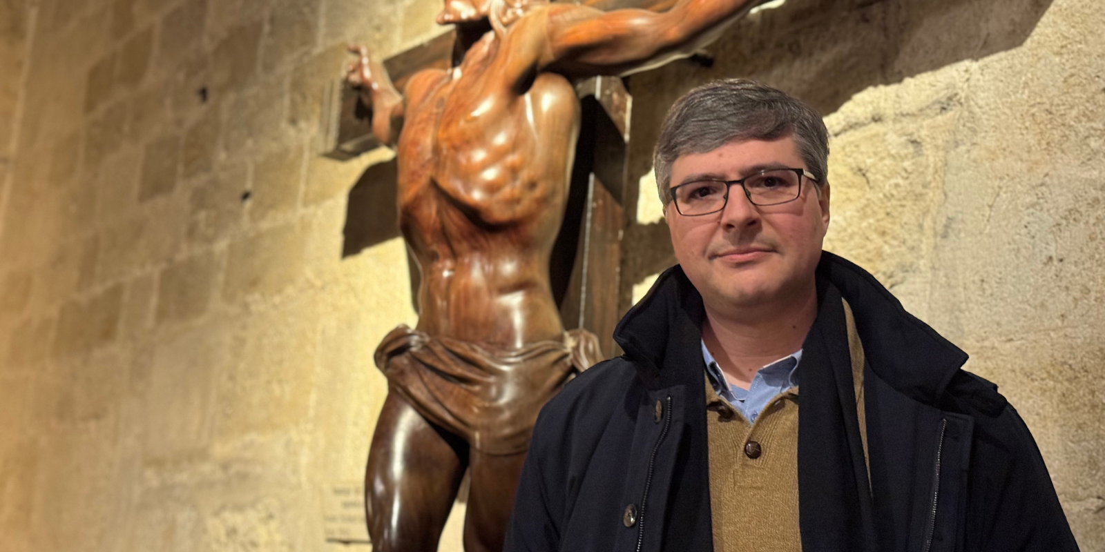Joaquim Silva és portant de la creu del Crist de Vasconcel. FOTO: TOT Sant Cugat