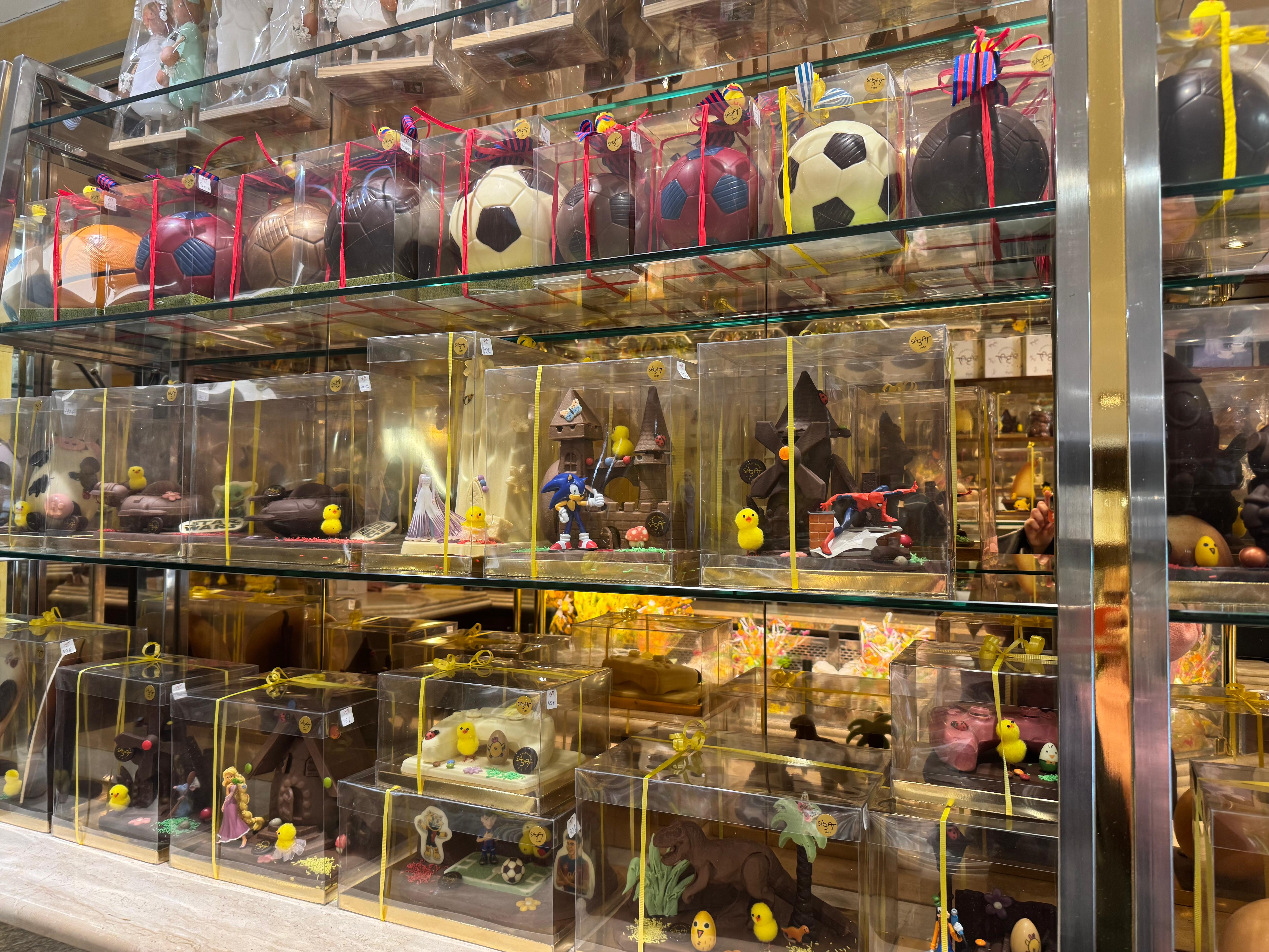 Aparador amb mones a la pastisseria Sàbat. FOTO: TOT Sant Cugat