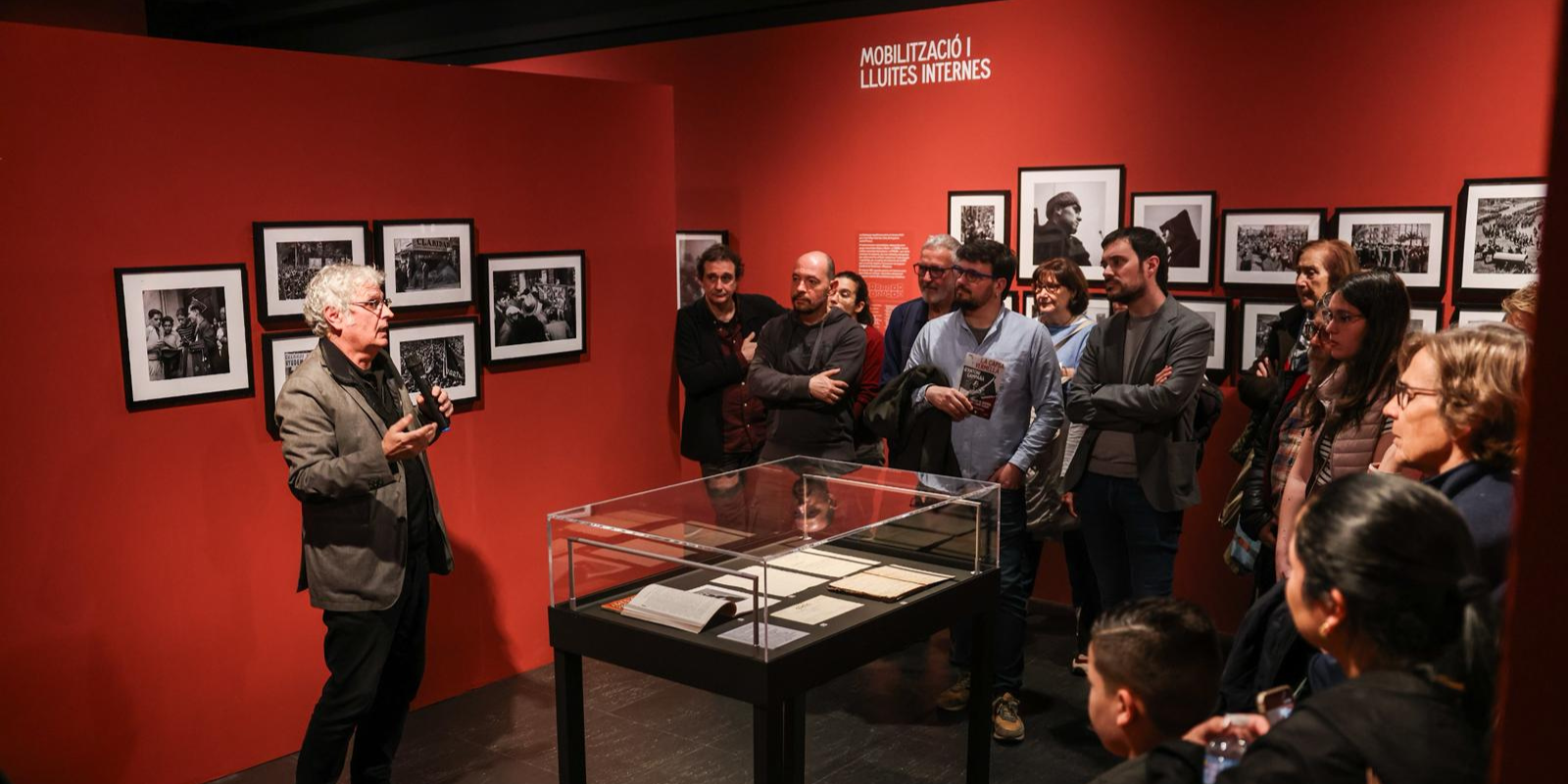 Inauguració de l'exposició 'La Capsa Vermella d’Antoni Campañà. Fotos de guerra, art i Sant Cugat'. FOTO: Ajuntament