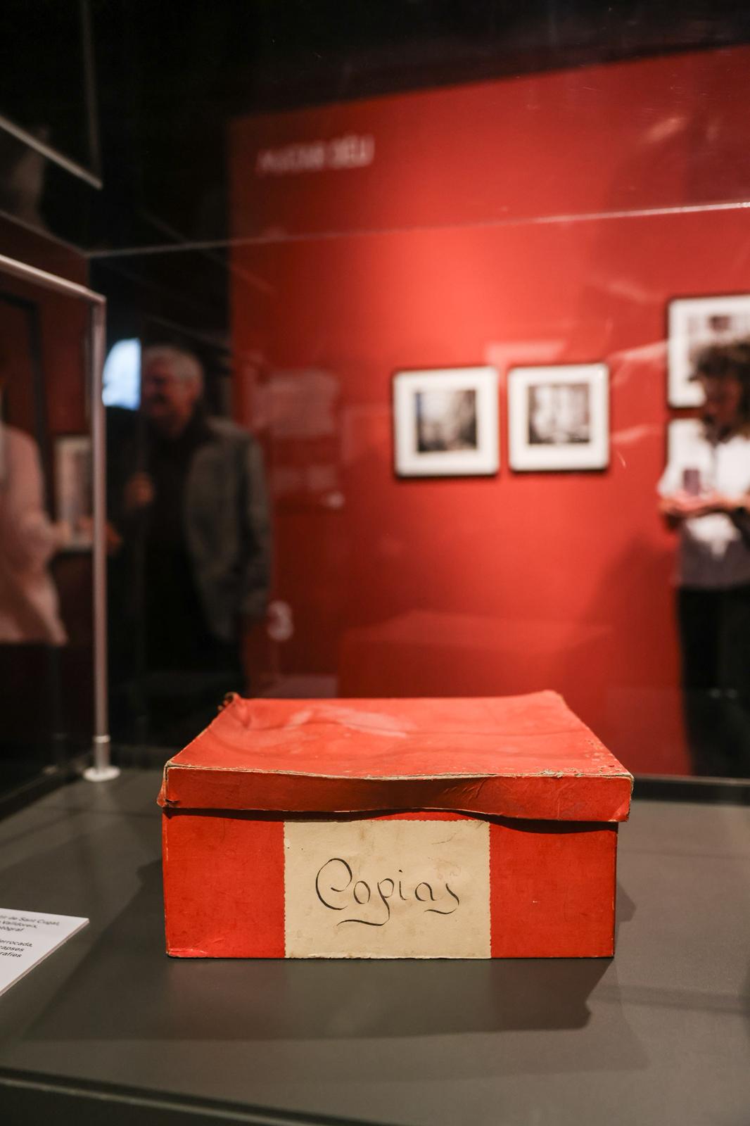 La capsa vermella on es van trobar les fotografies. FOTO: Ajuntament