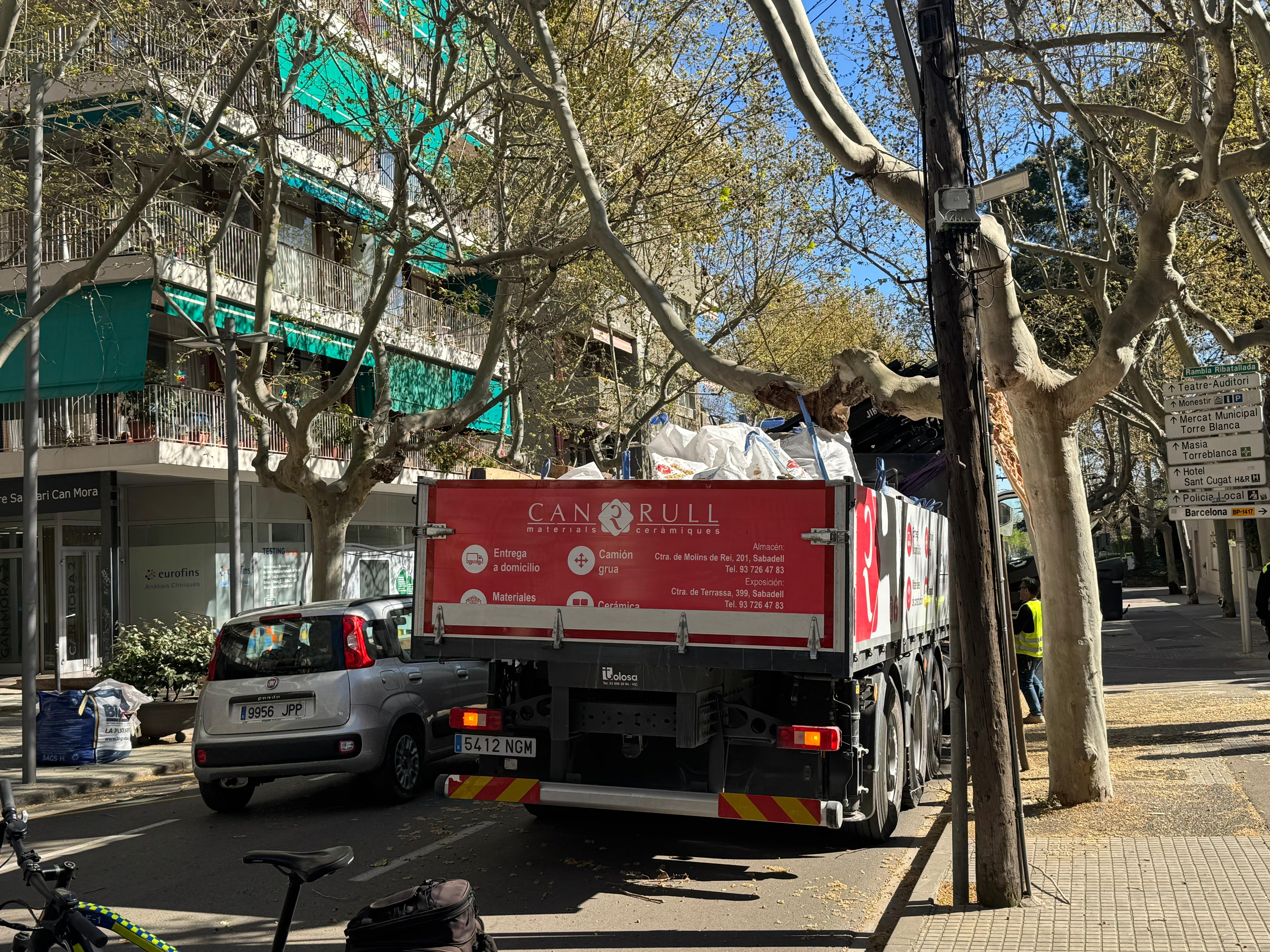 El vehicle accidentat a la rambla de Ribatallada. FOTO: TOT Sant Cugat